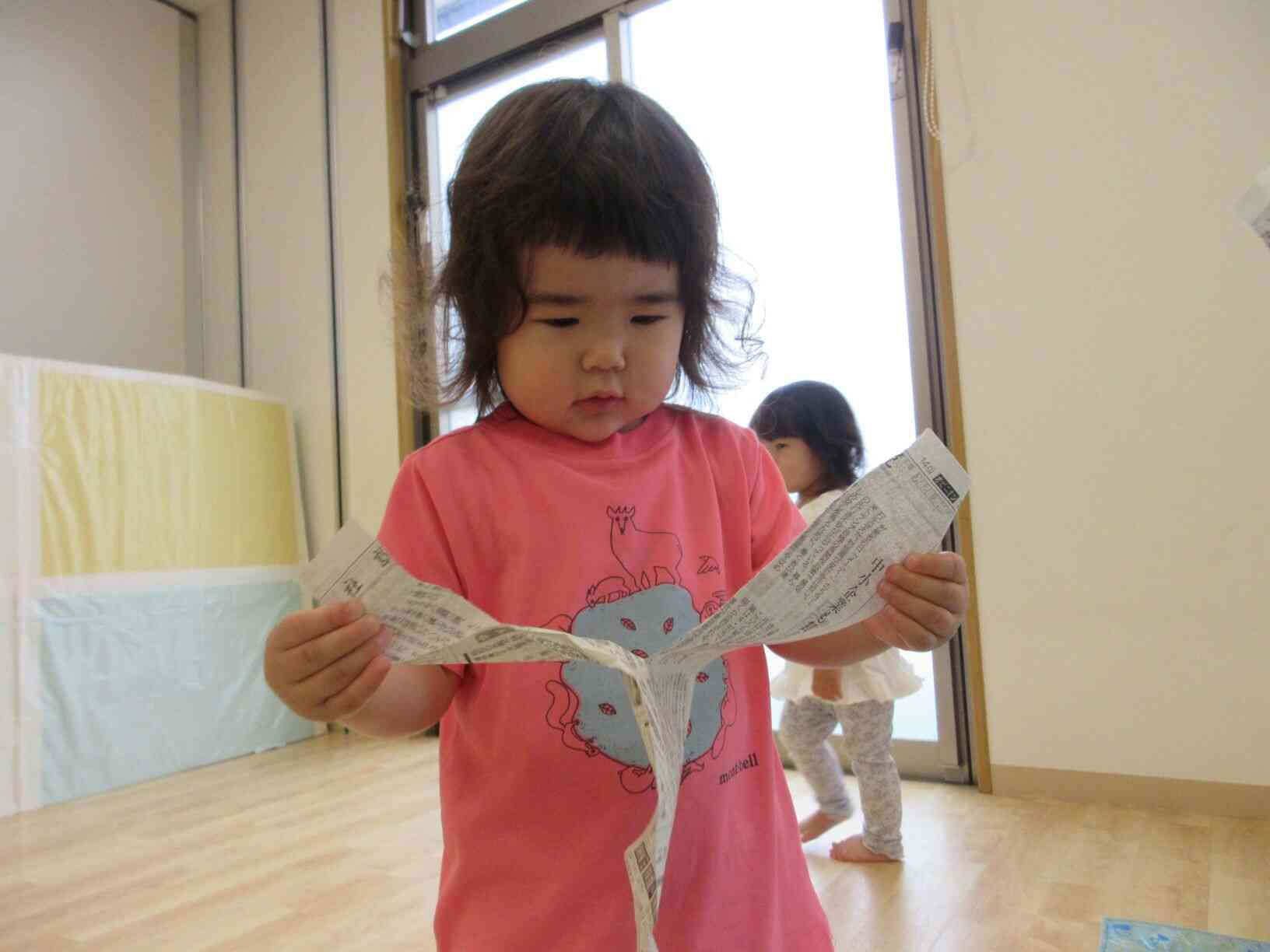 新聞紙がビリビリすると２枚になって不思議だね♡