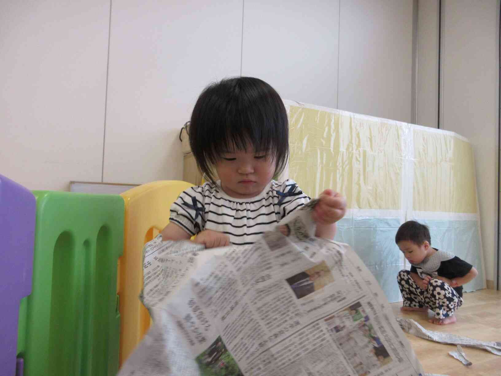 真剣に新聞紙をビリビリ―！！！