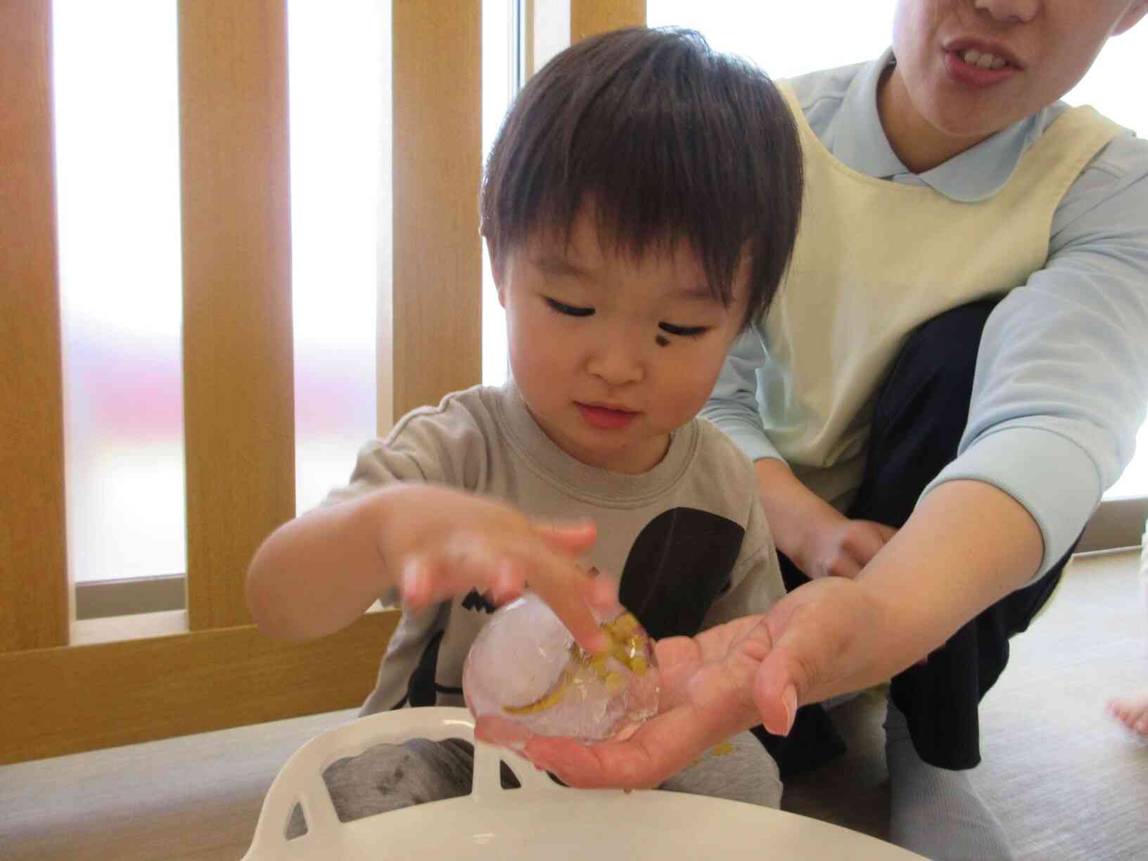 ツンツンツン♪氷のなかに恐竜がいるよ！