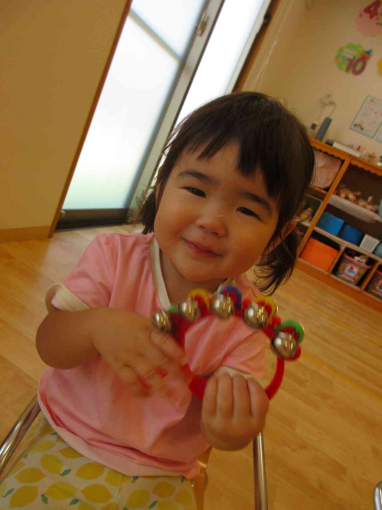 一つずつ鈴が持てると、とっても嬉しそう・・・♡