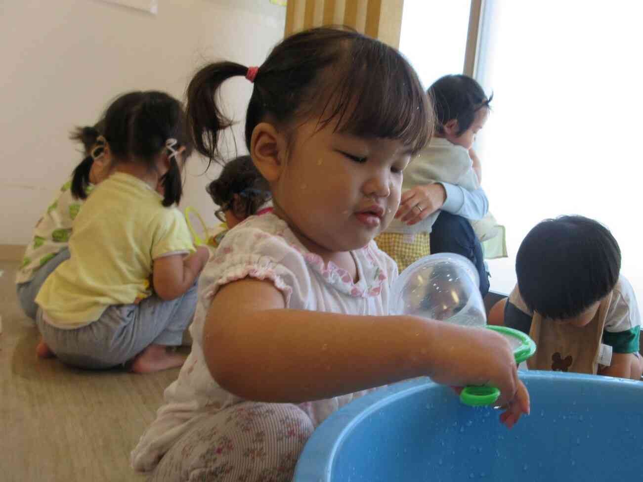 パシャパシャッ★★顔に水がかかっても楽しいよ♪