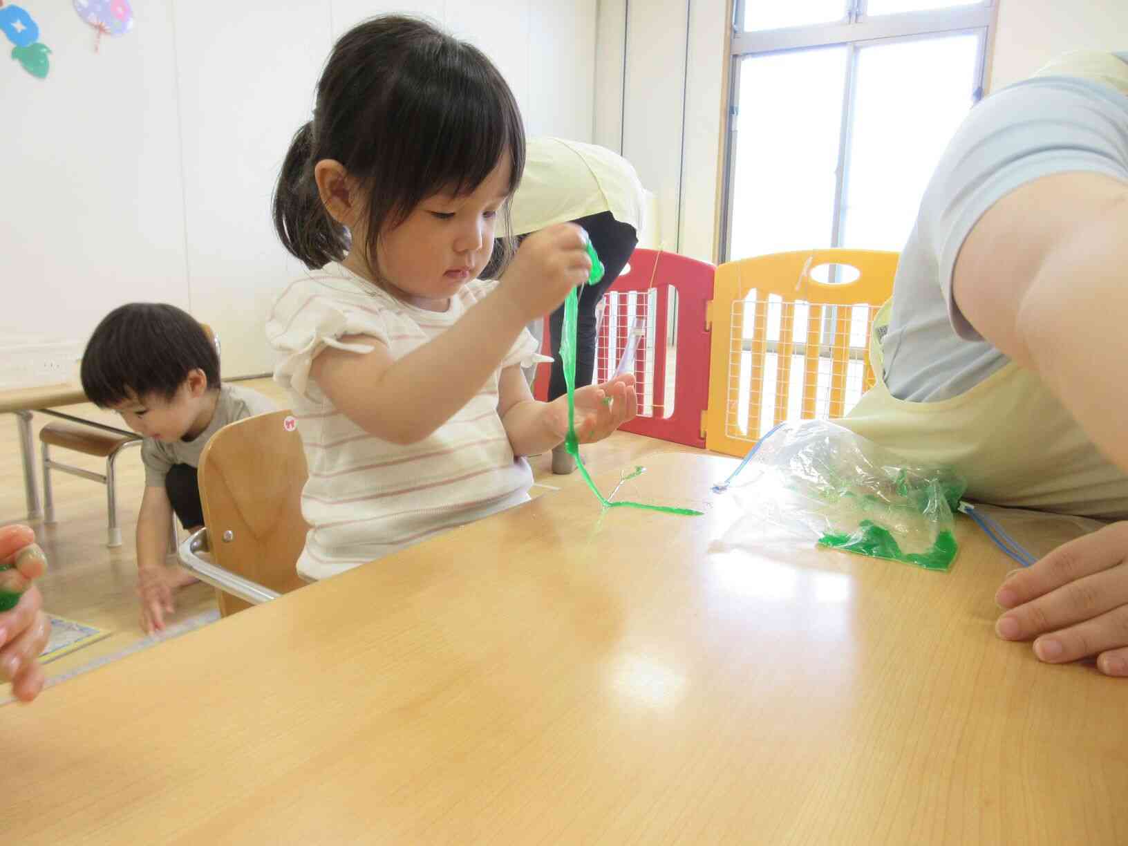 お友だちにも触ってもらったよ♪僕たちが作ったんだよっと、優しく手渡してくれました。