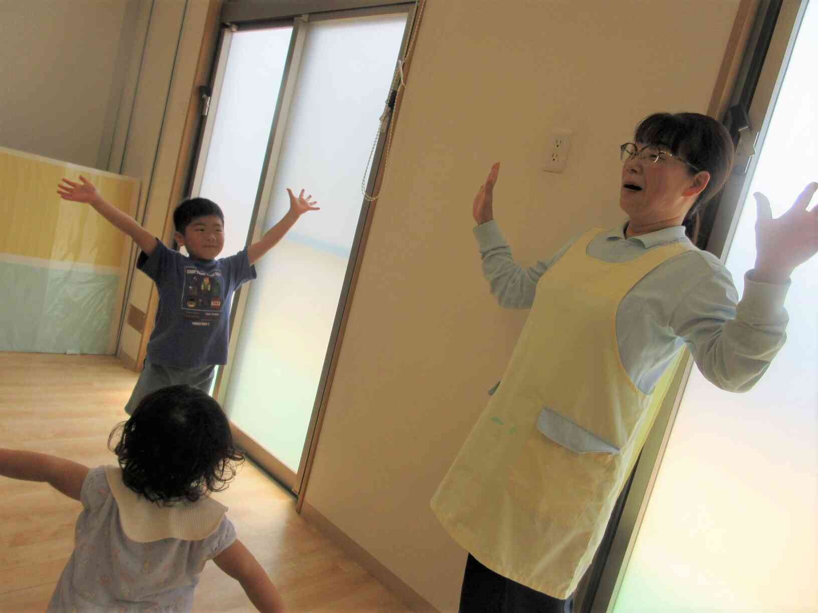 全身っを大きく使って、パーッ！
