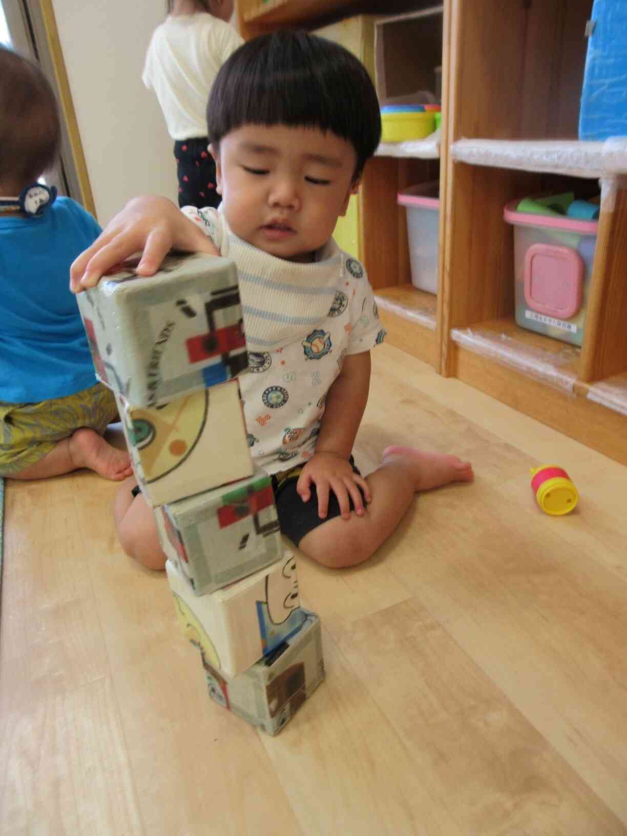 手作り玩具の積み木を積んで積んで・・・♪