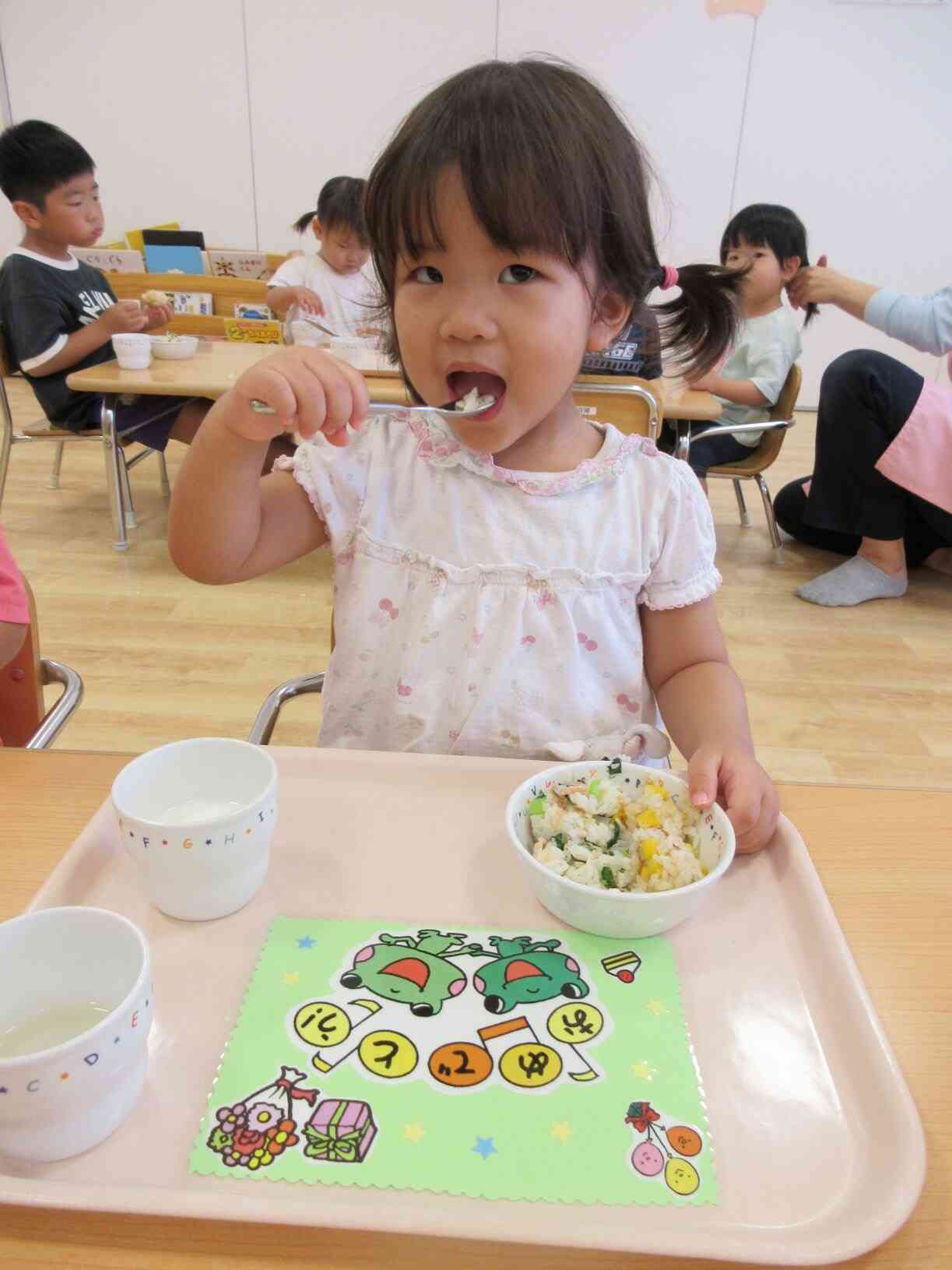 大きな口でパクッ！！給食の先生、美味しいご飯のプレゼントありがとう★★★