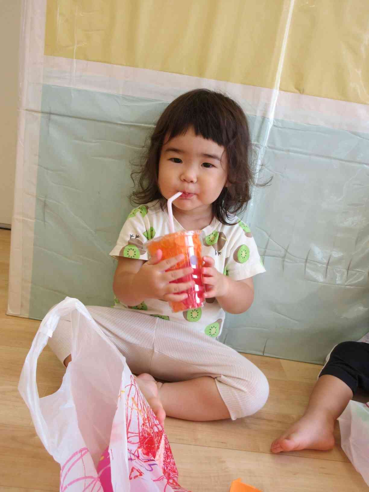 ジュースおいし～い♡♡休憩スペースで寛ぐ子どもたちっ♪