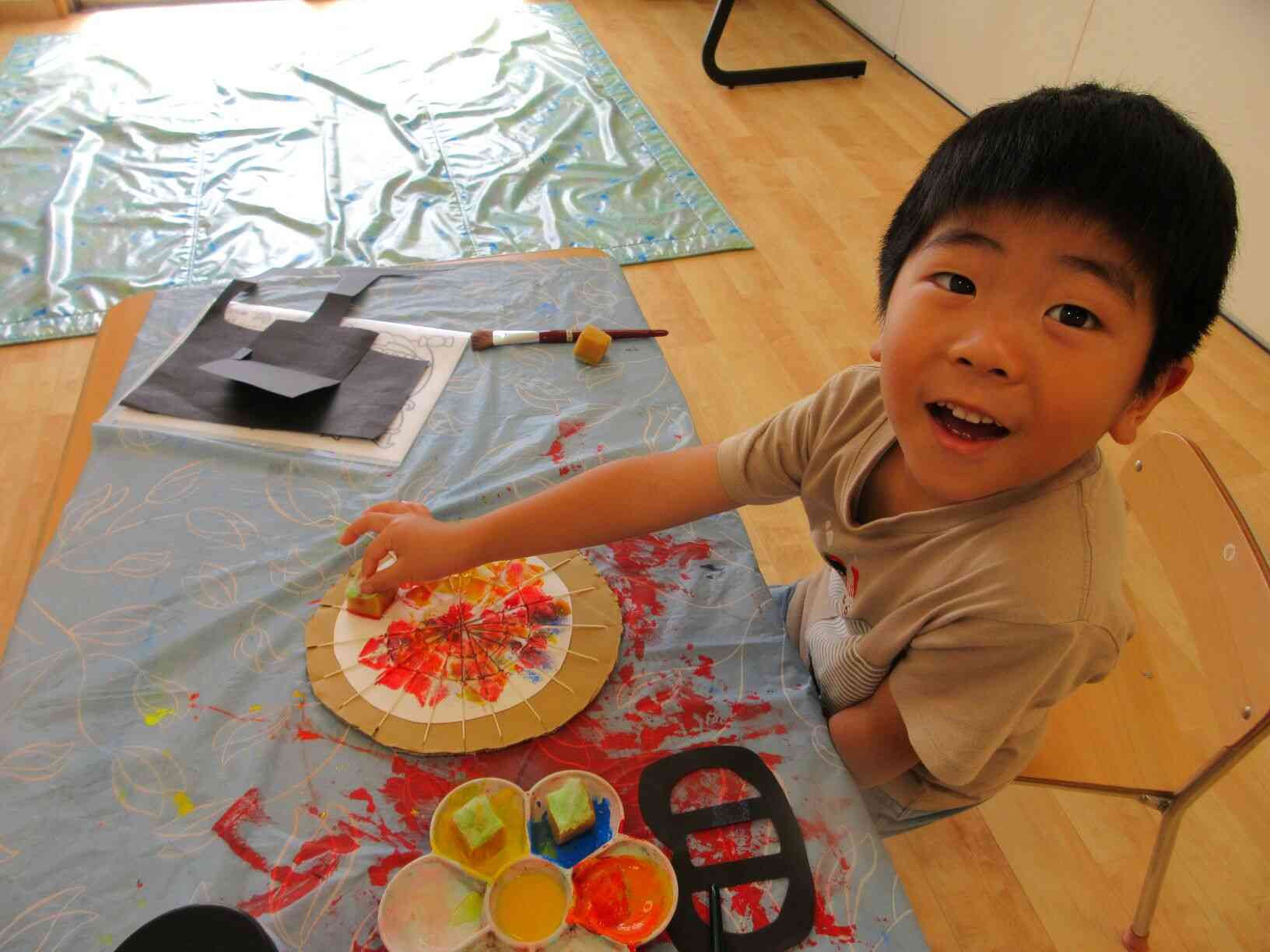 たこ糸やスポンジを使って蜘蛛の巣を作ったよ！！！