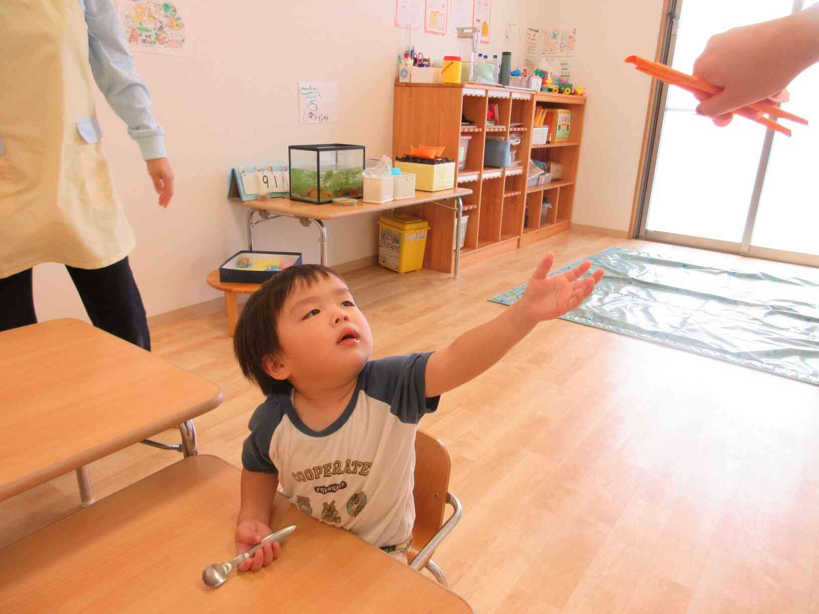 きりん組さんの真似っこ♡お箸もやってみたいとやる気満々でした！