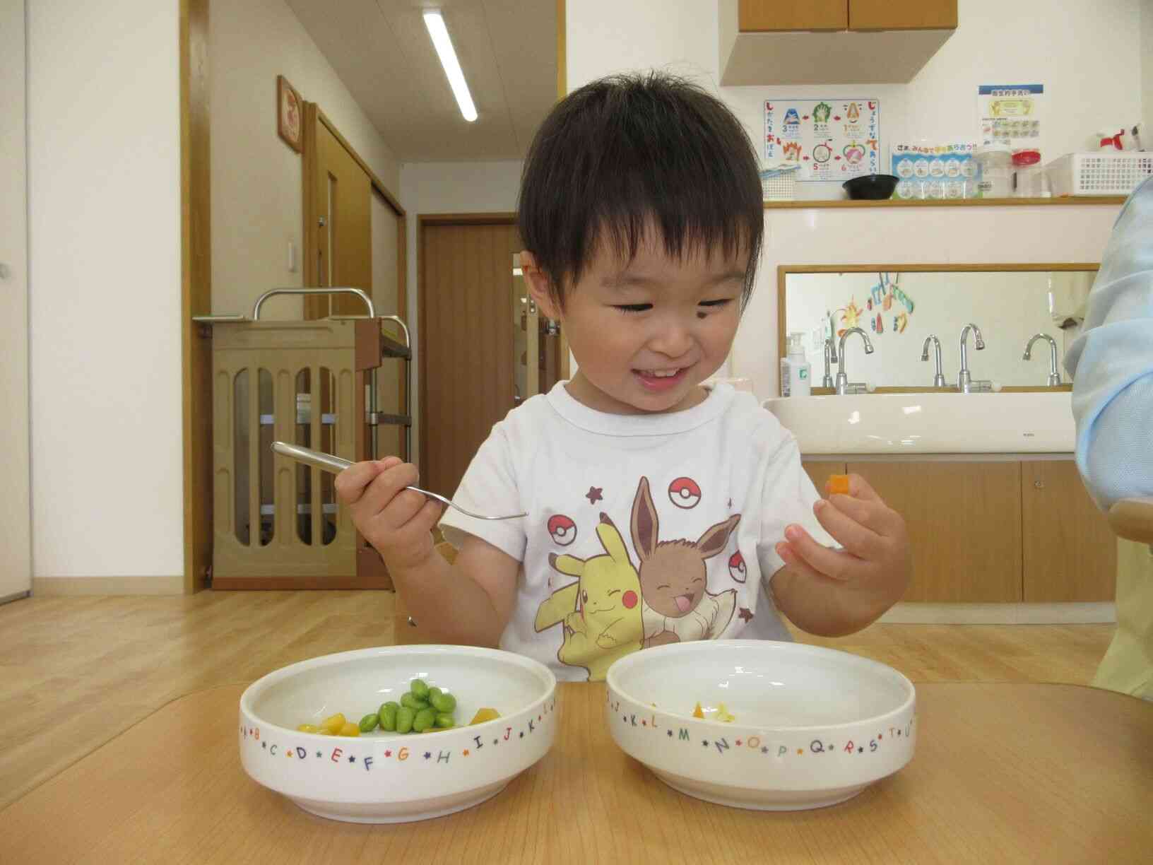 少し難しくて手で隣のお皿へ運んでしまう姿も見られました♡