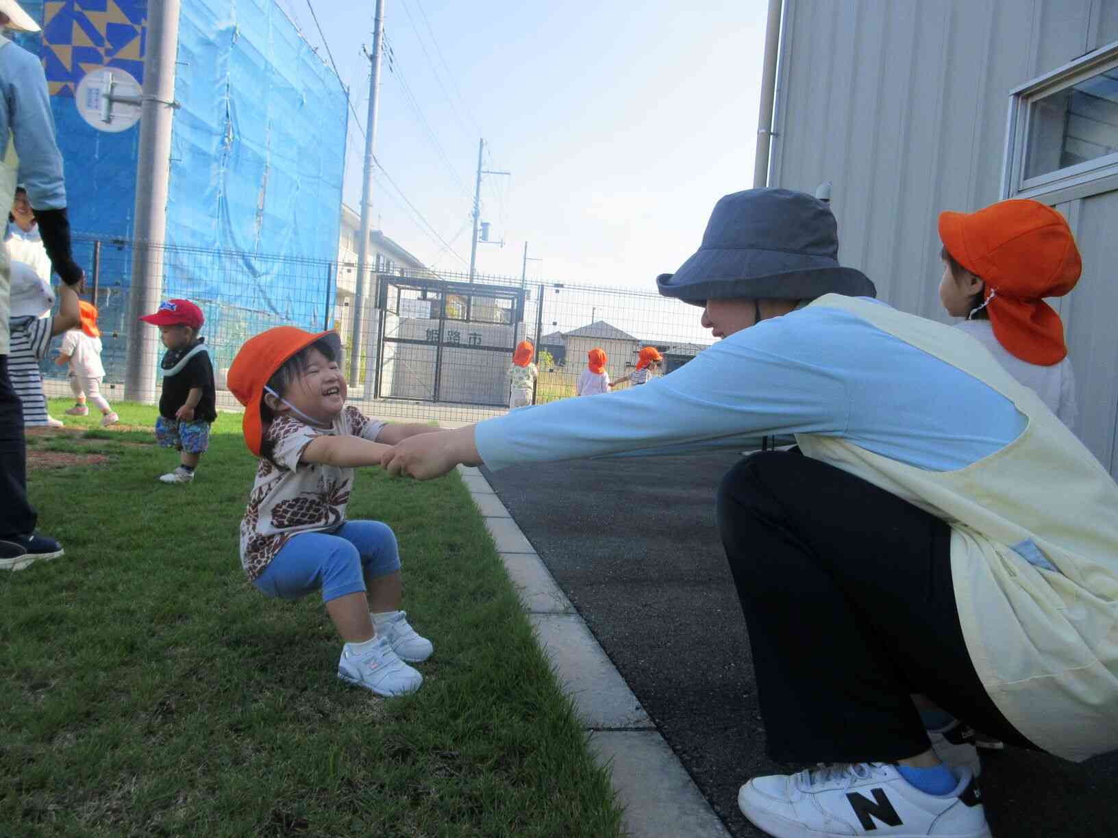 先生もって~!!!と、手をつなぐとギッコンバッタンがスタート♡