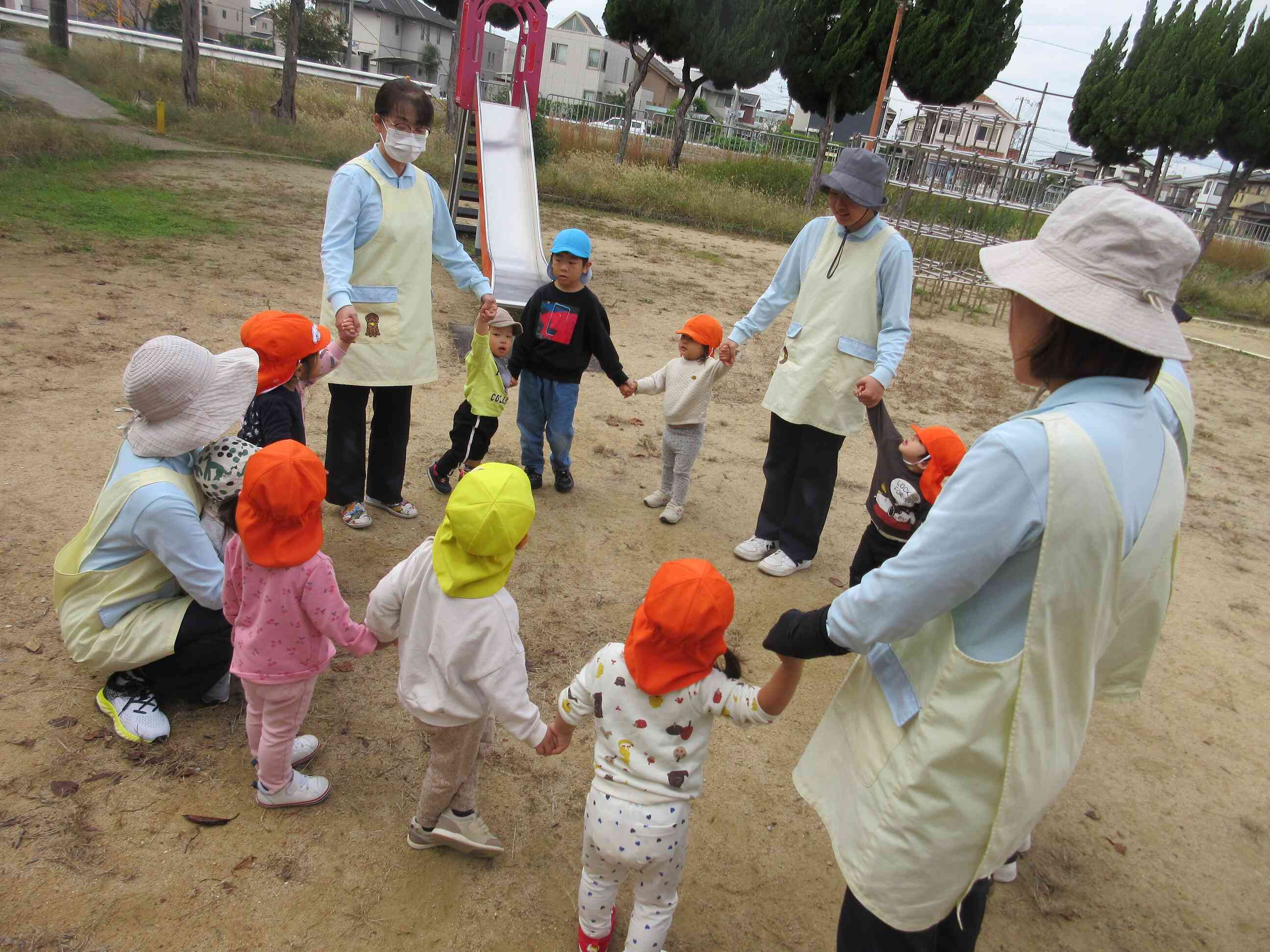 みんなで手をつないで♪