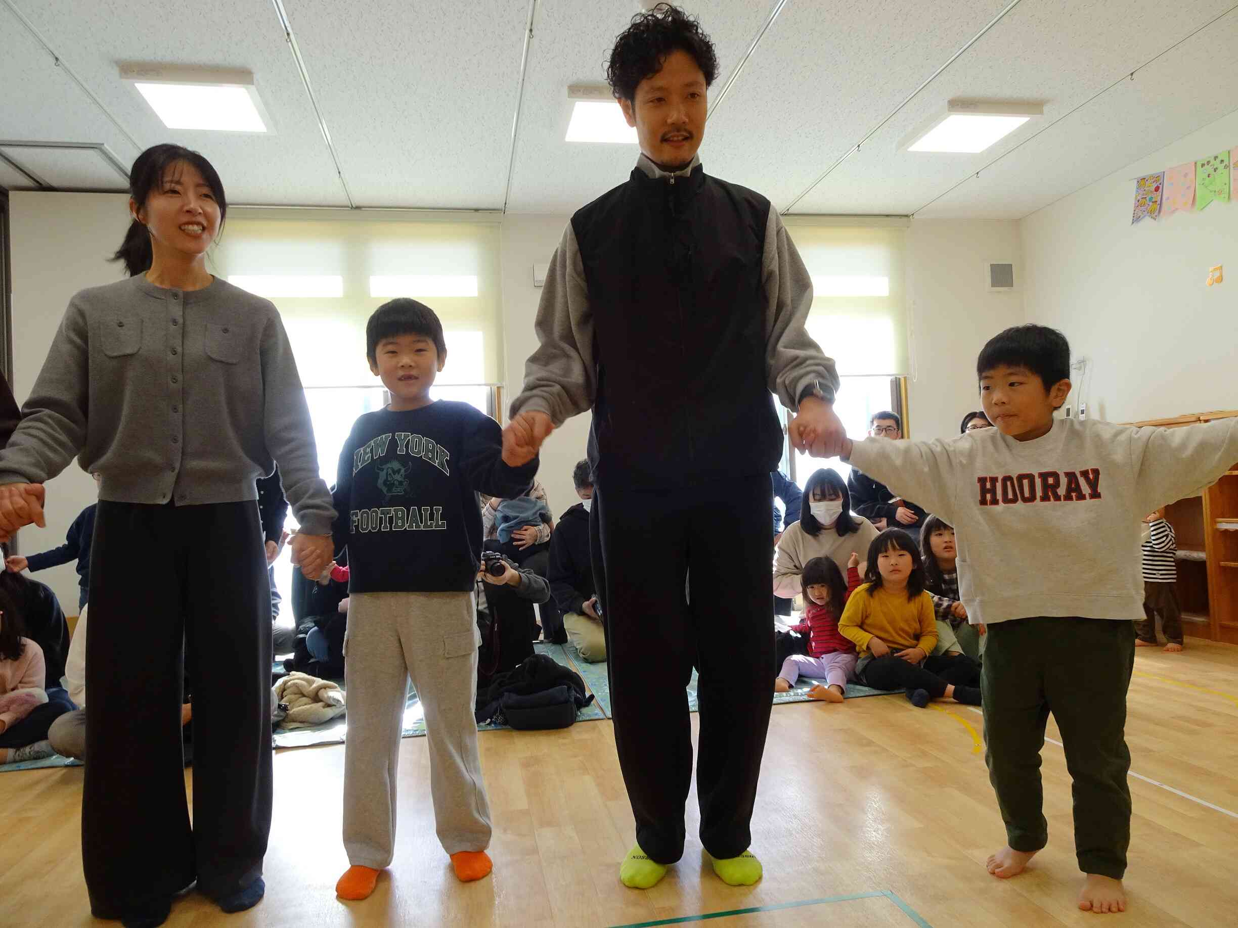 音楽に合わせて家族でダンスタイム♪