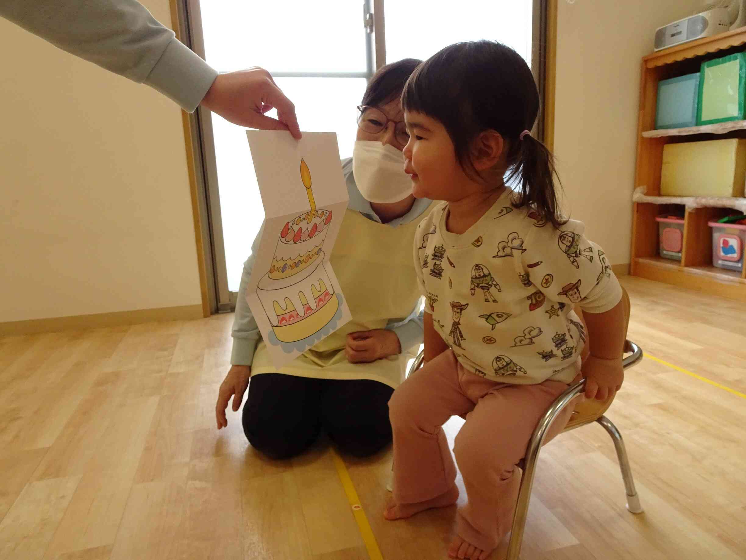 ケーキのろうそくを『ふ~っ!!』♡