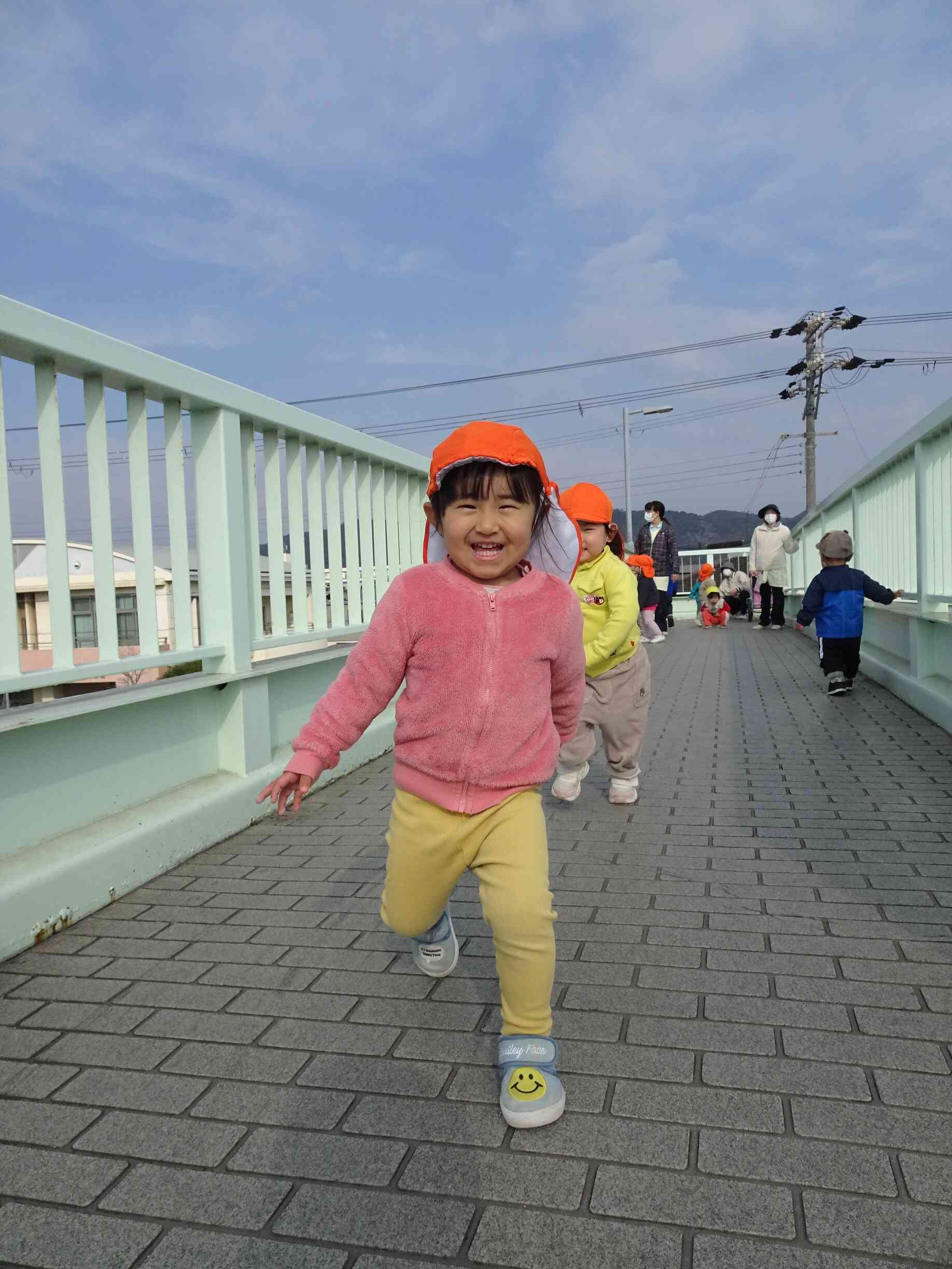 大きなトラックが通ったよー！！と嬉しそうな表情です♡