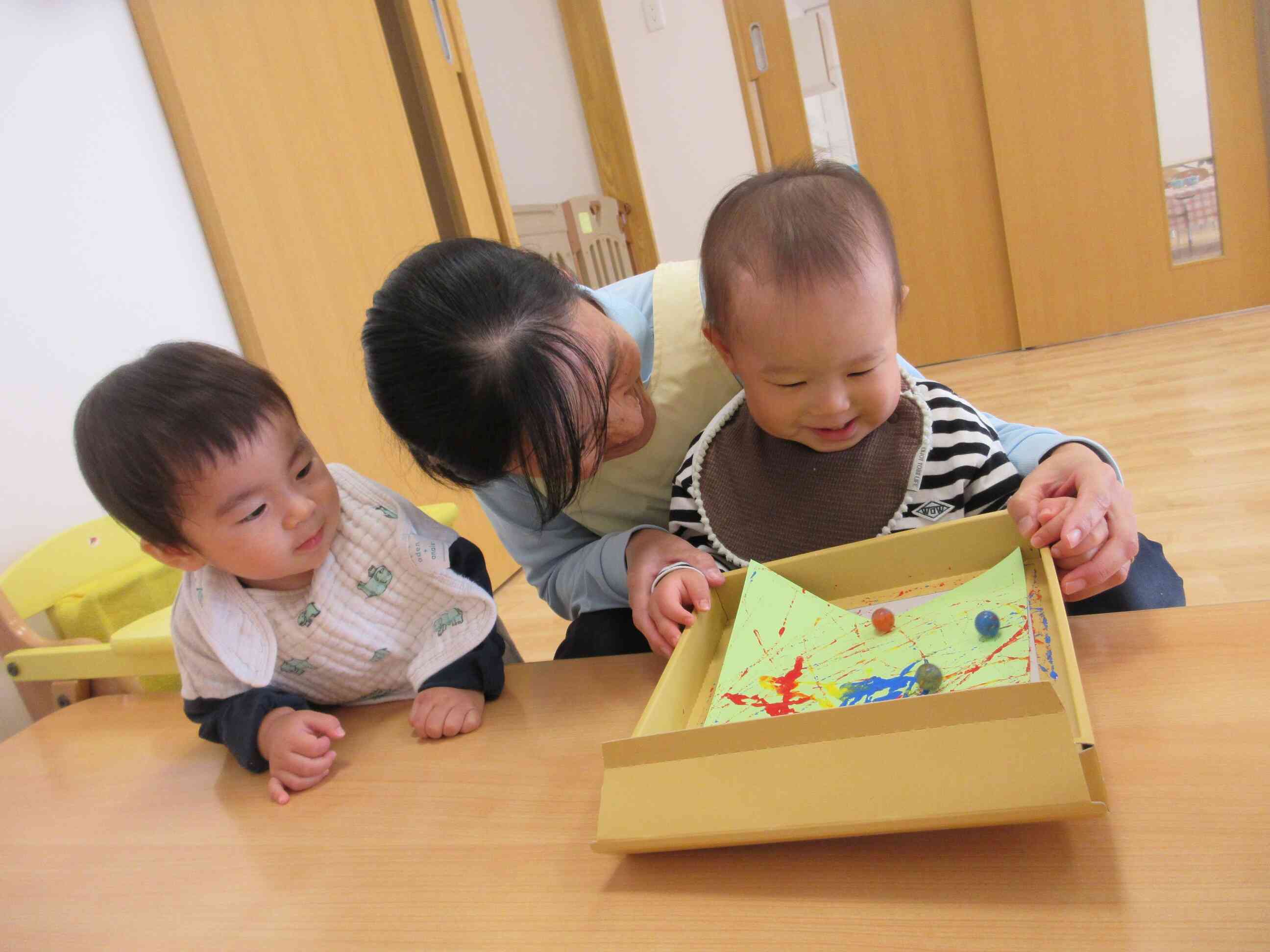 転がるビー玉を目で追って♪面白いね★