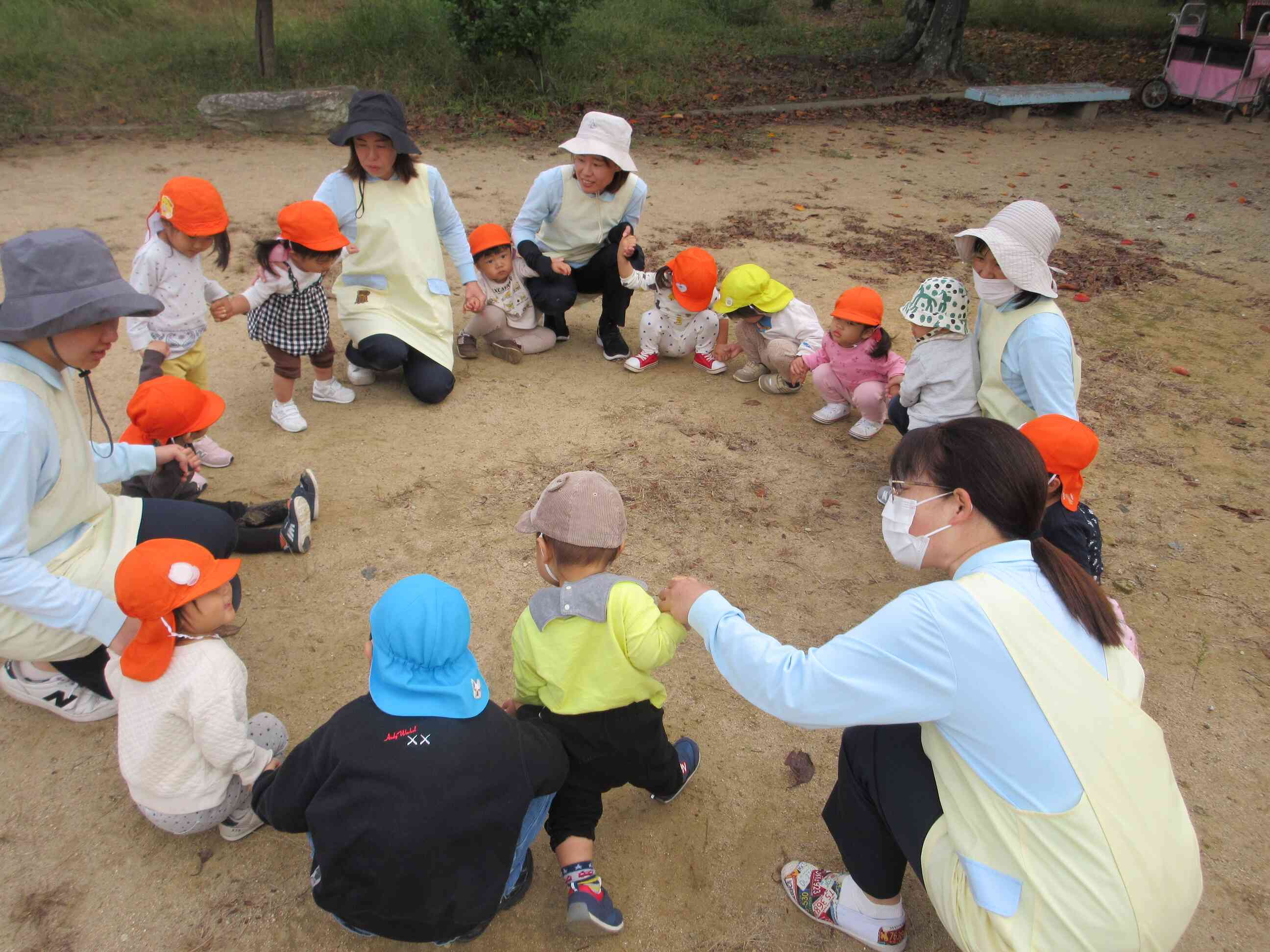 手をつなごう♪の、わらべ歌を楽しんでいますよ♪