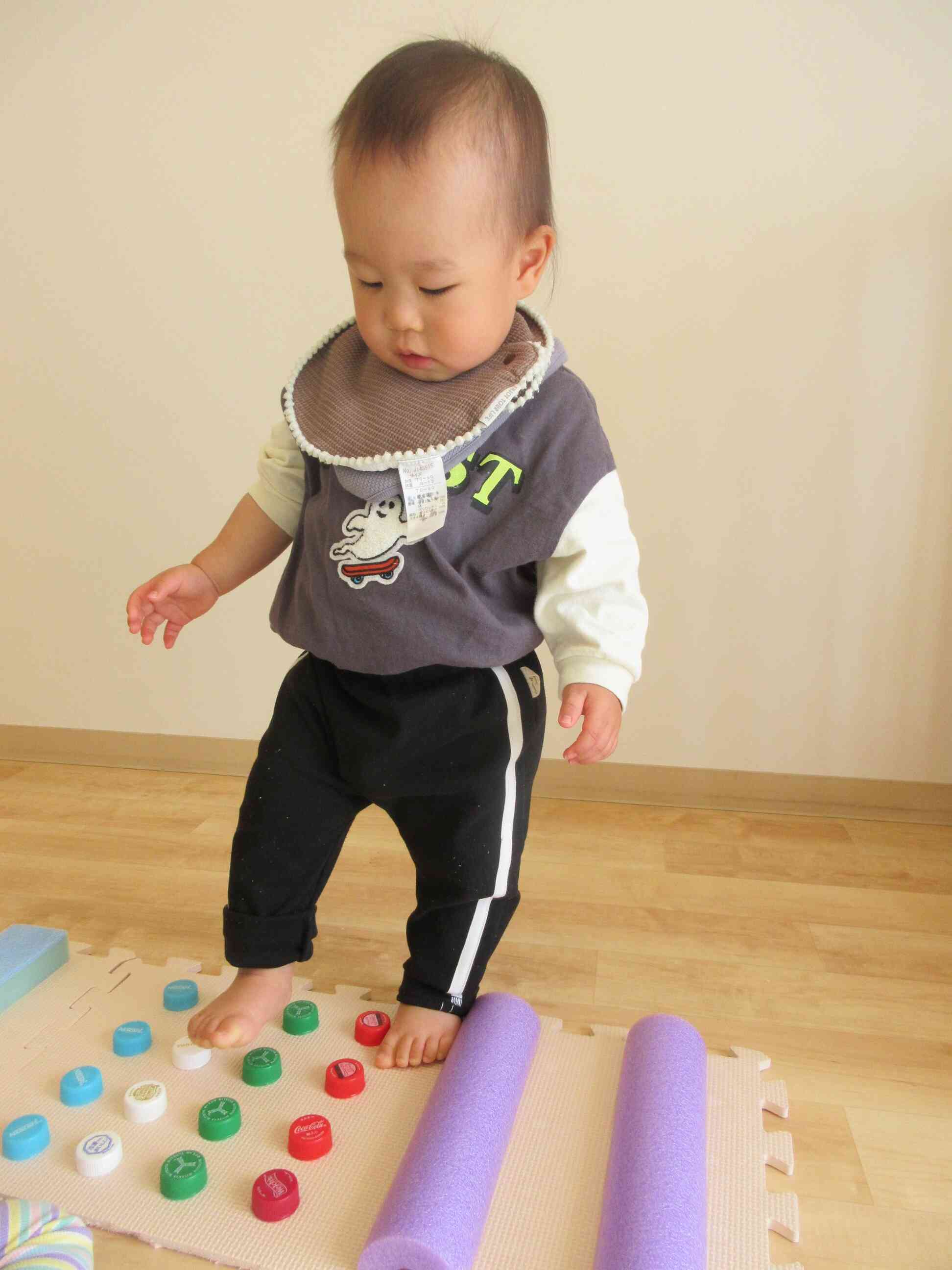 手作りのセンサリーマットで刺激体験♡