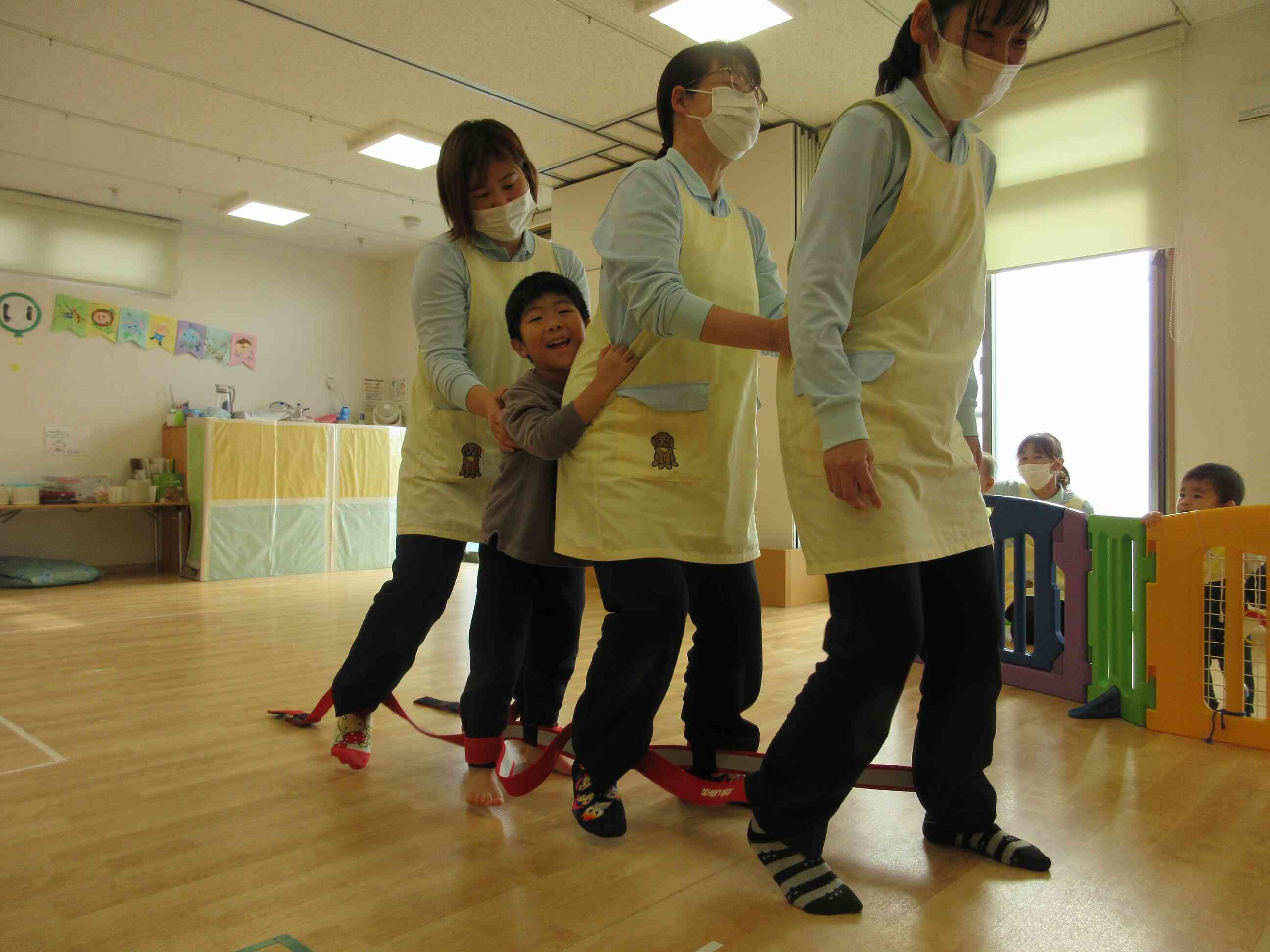 先生 VS きりん組familyのムカデ競争の練習中!!!本番の勝負の勝者はどっちでしょうか!?