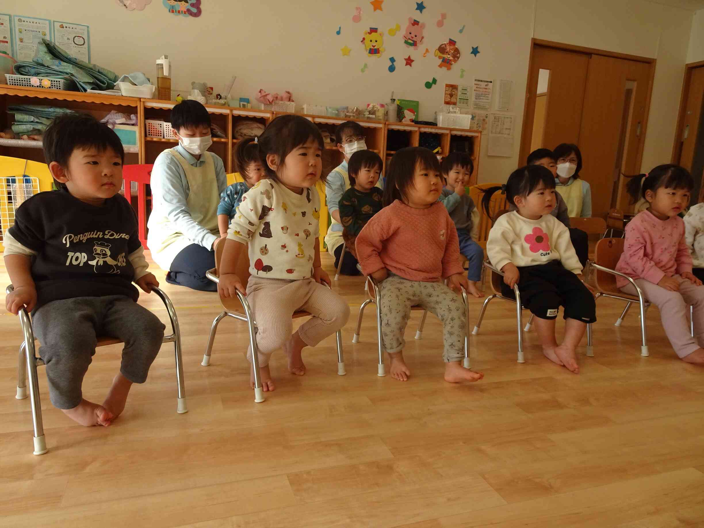 エプロンシアターに真剣な子どもたち♡