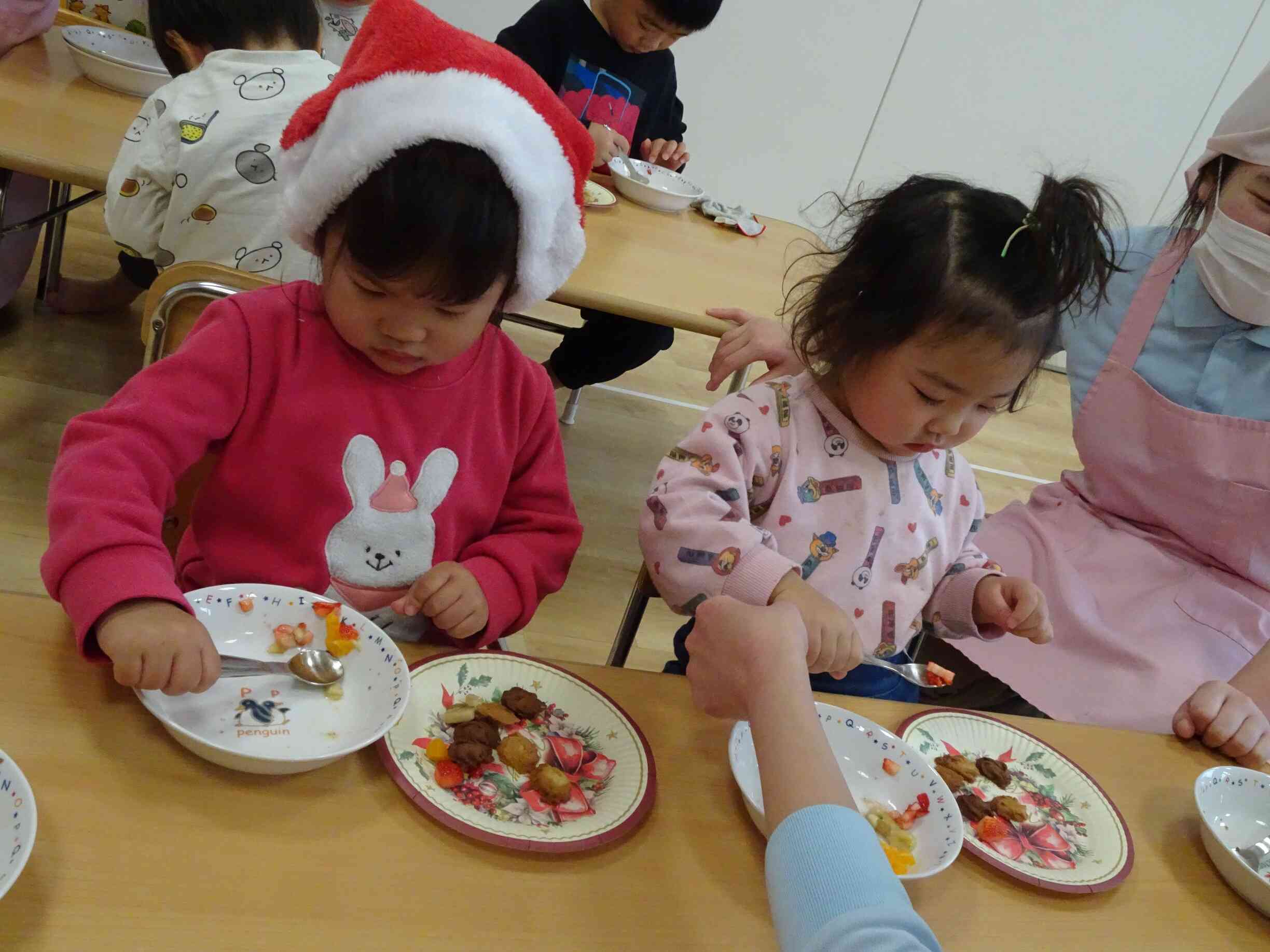 丁寧に一粒ずつ並べています。