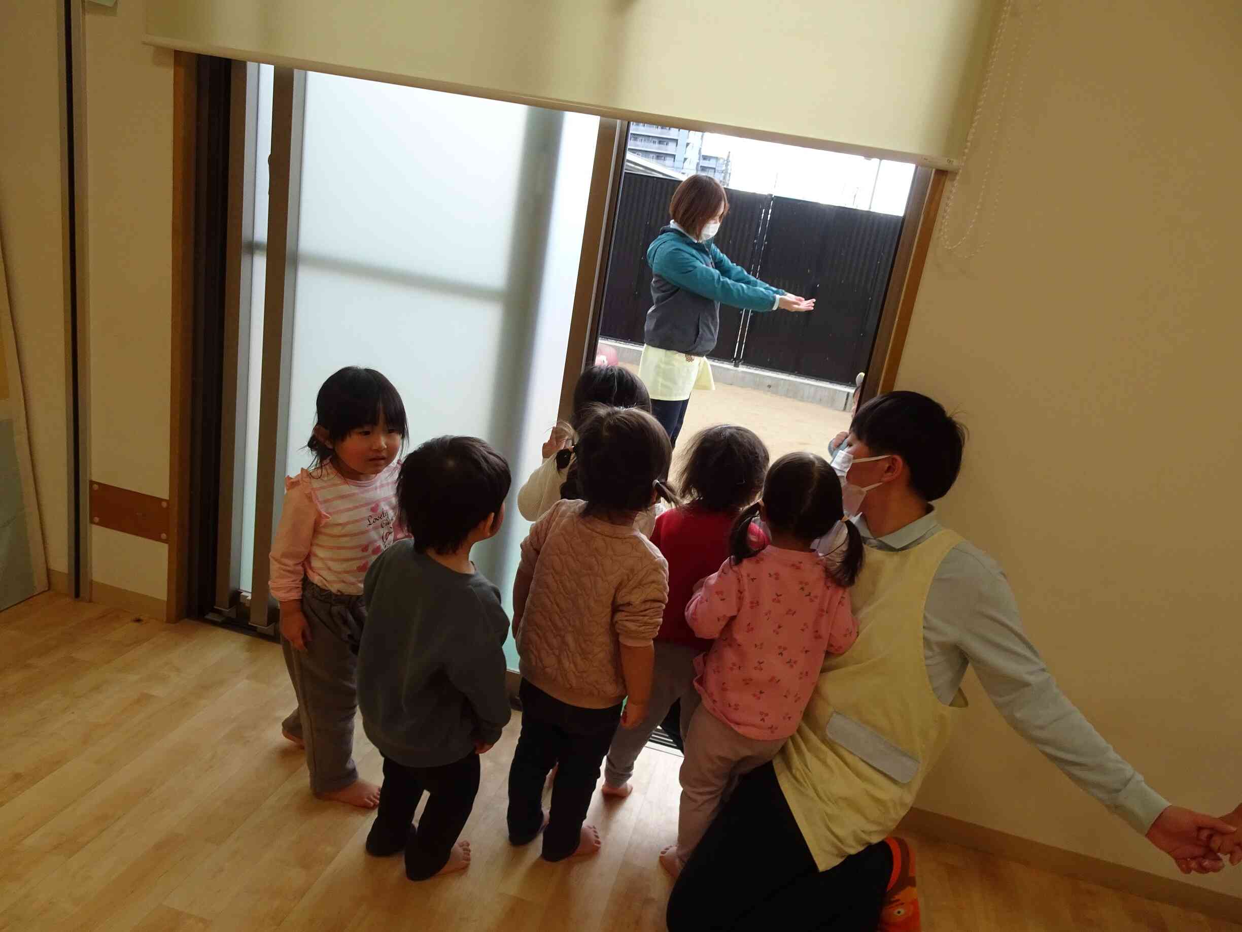 雪が降ってきたよ！！！保育園で見る初雪だね☆