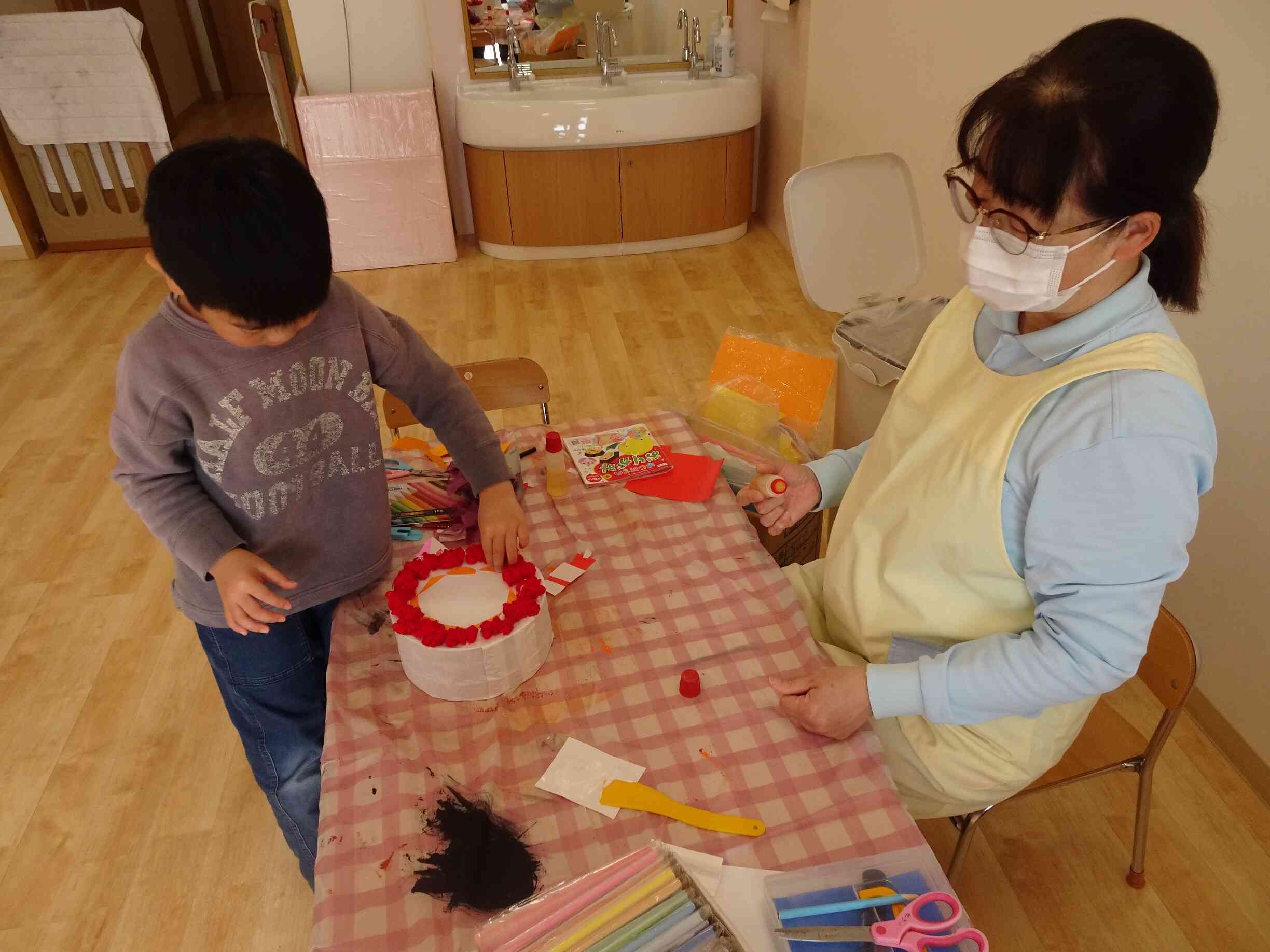 おまけに一枚★誕生日会に向けて自分で立体ケーキを製作中！！