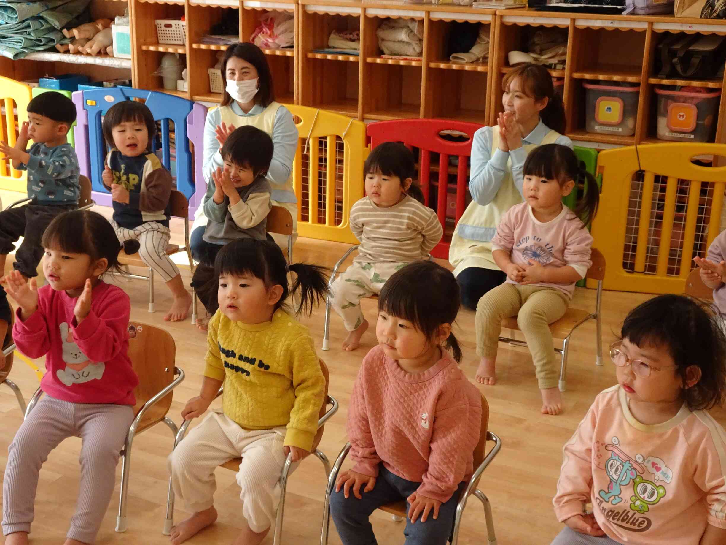 真剣に聞いている子どもたち♡