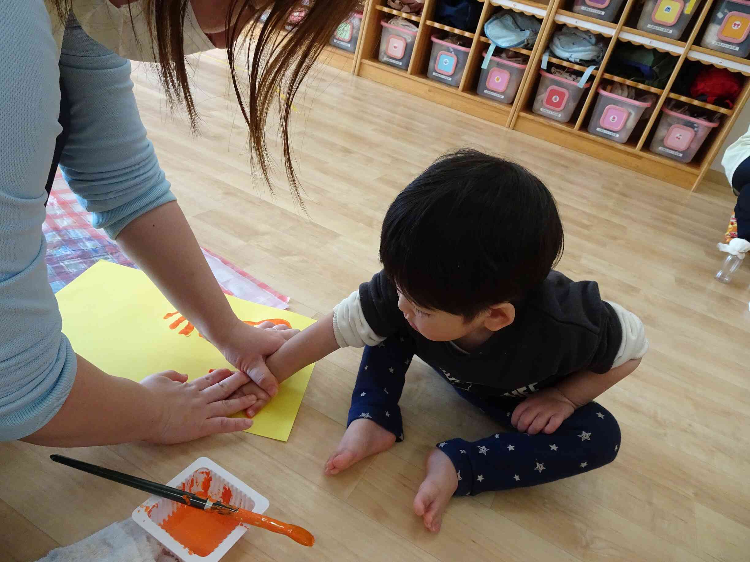 手形をとってペタッ★雪だるまの手袋にしたよ。