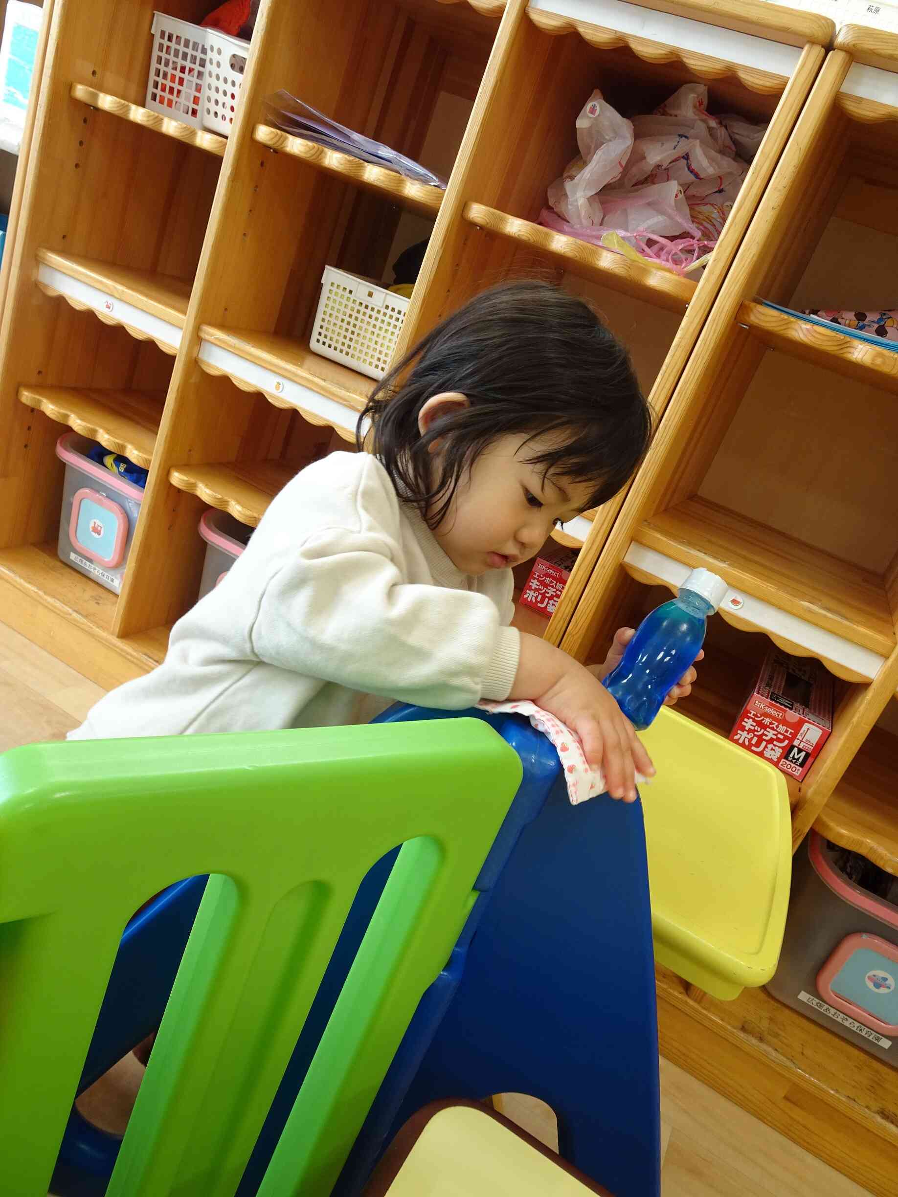 先生の真似っこ遊び♪アルコール消毒をしてくれています。