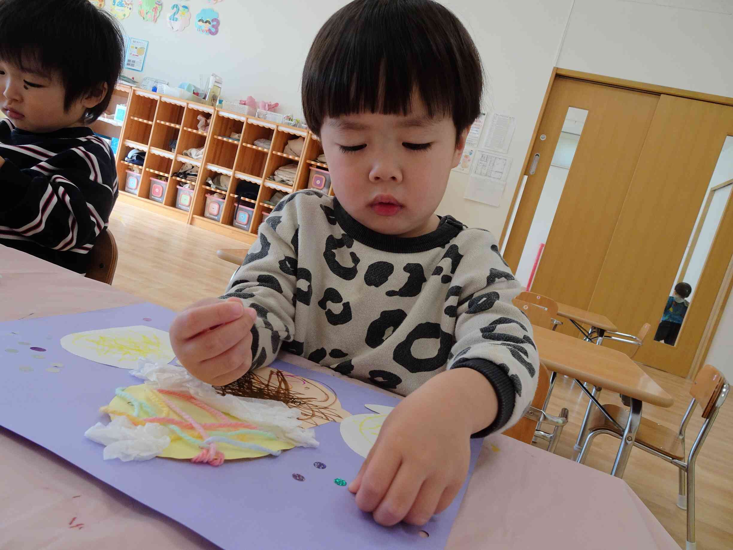 紐通しやシール貼りにも集中しています。