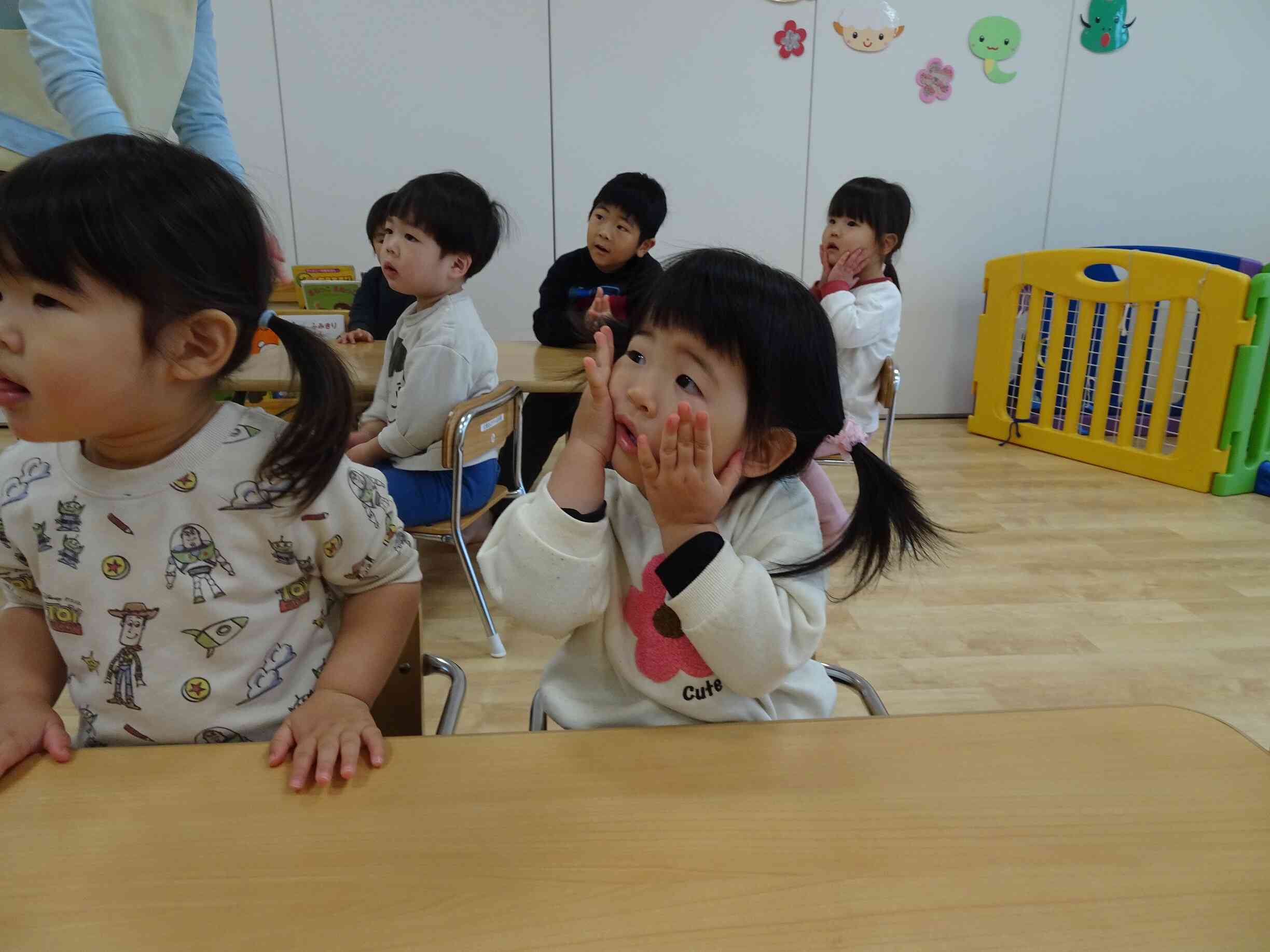 手遊びでは、お顔もまねっこ♡かわいいねっ