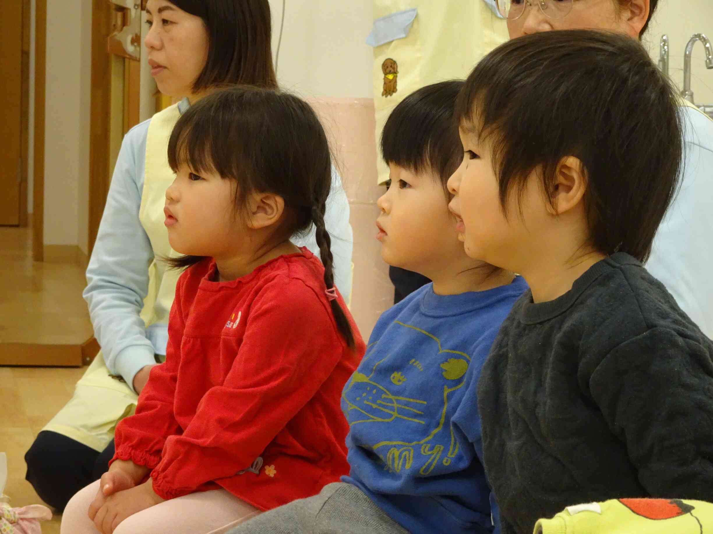 真剣に絵本を見る姿も格好良く、成長を感じますね★