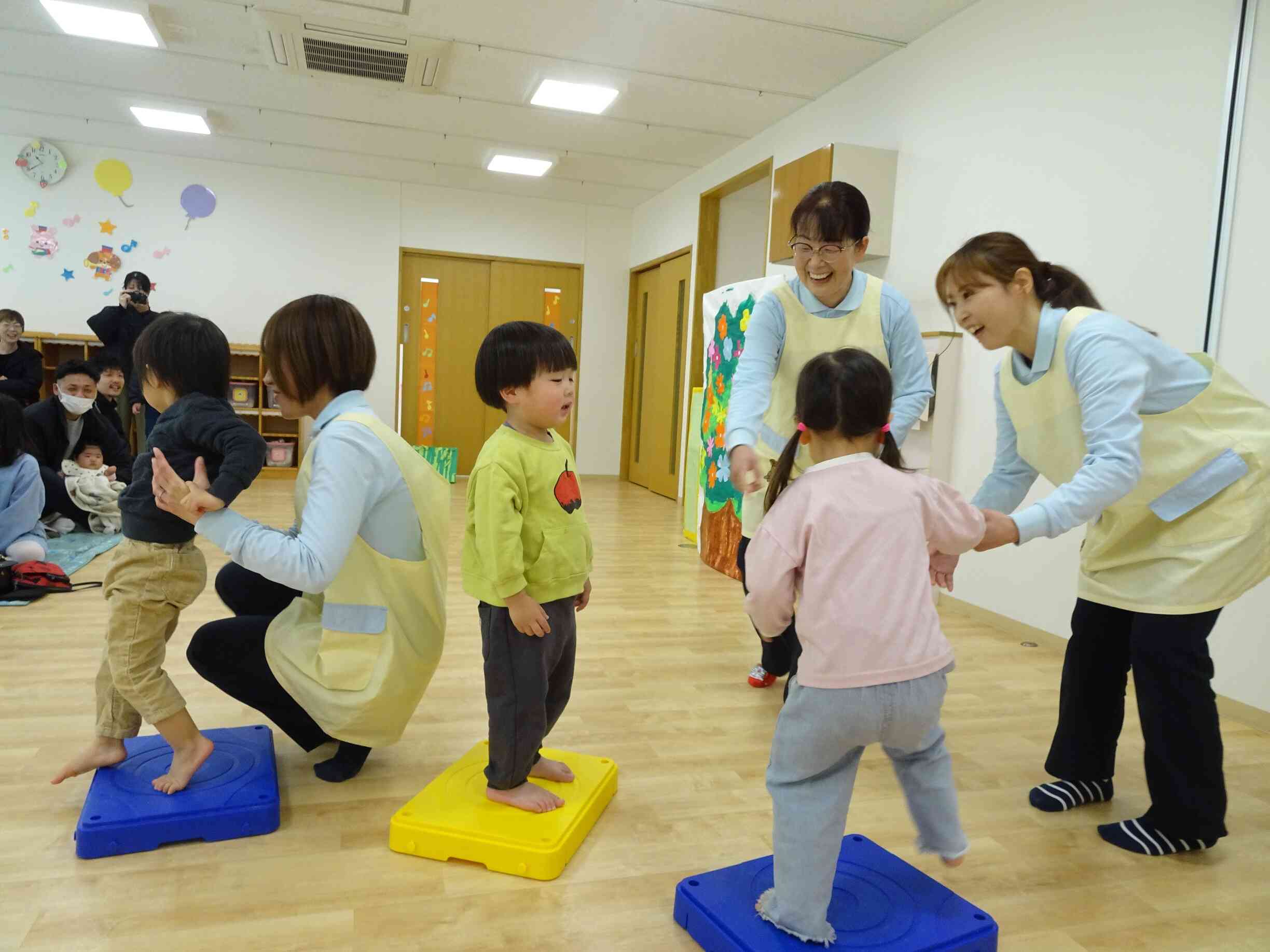 戸外遊びの様子を室内で再現しました★★