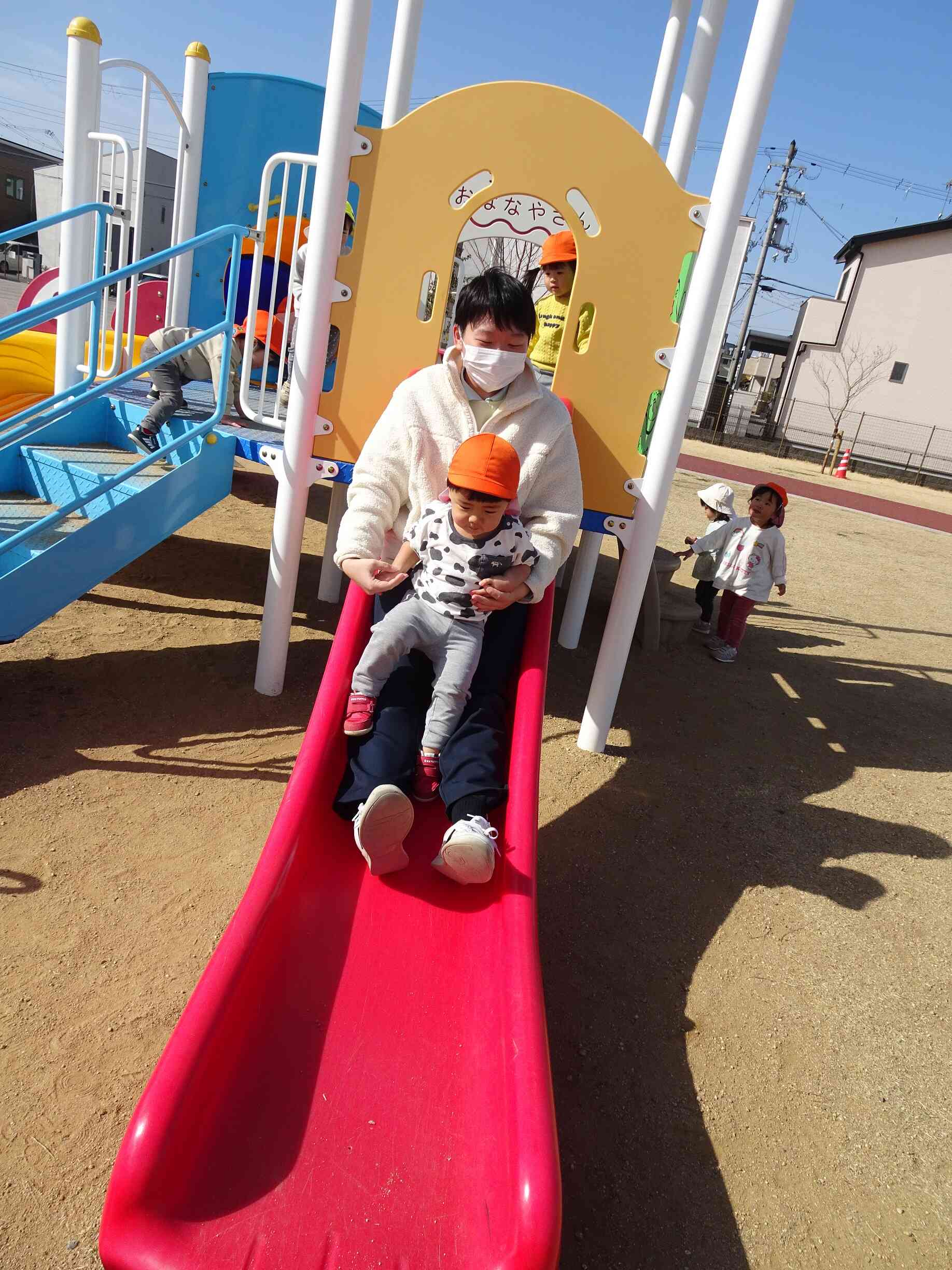 小さいすべり台もあったよ♪