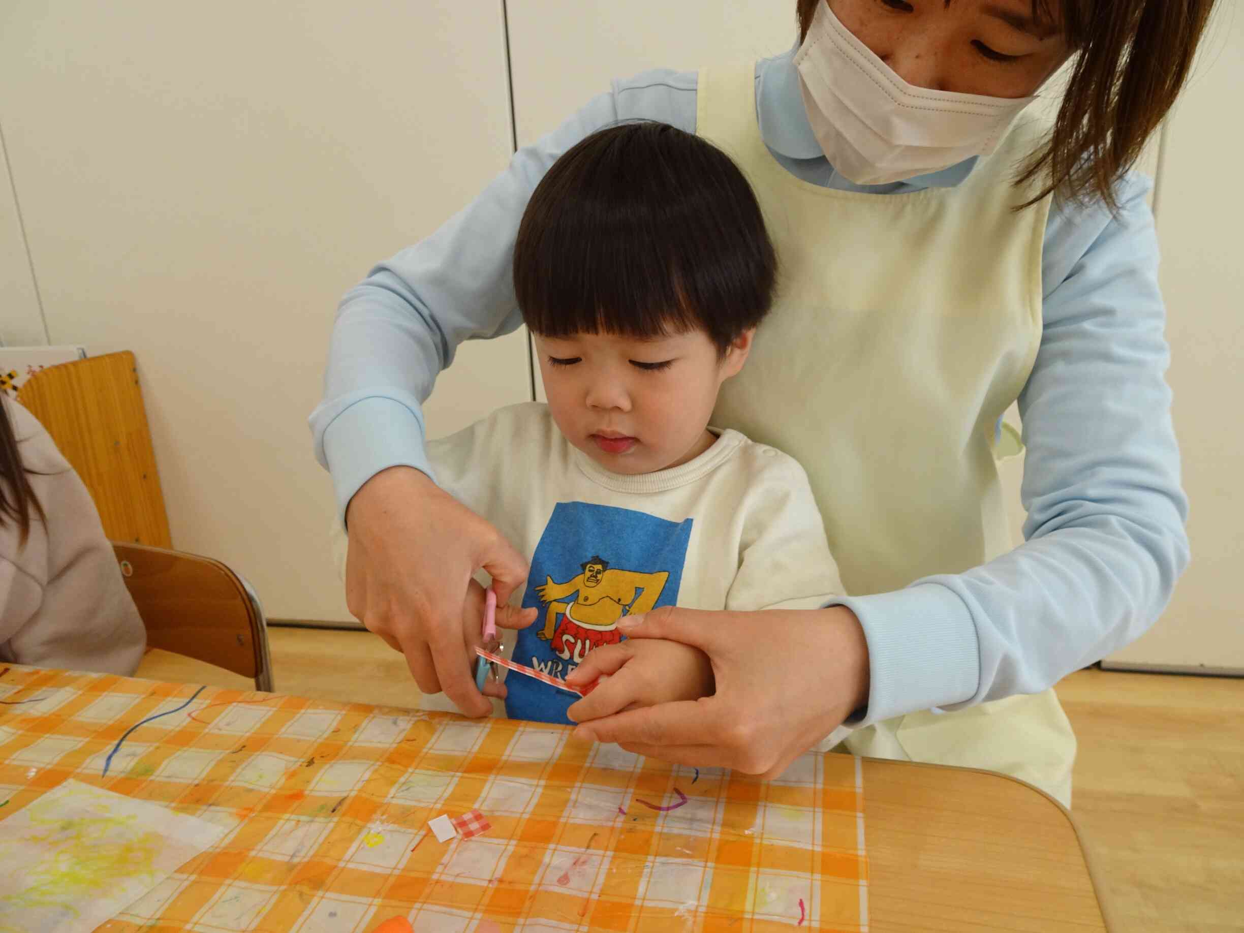 ハサミでちょきちょき、切る練習！！