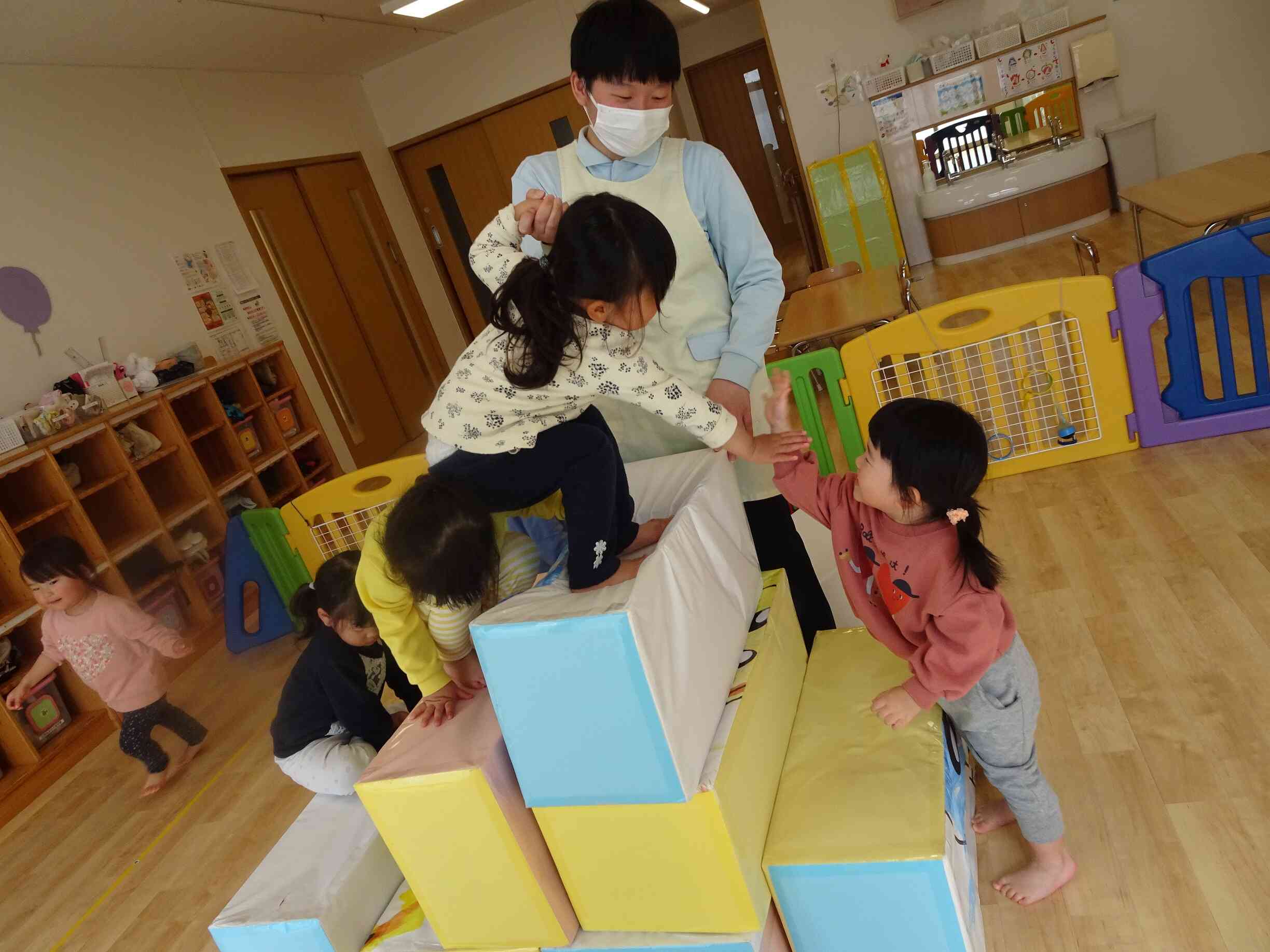 お友だちと仲良くタッチ！！！