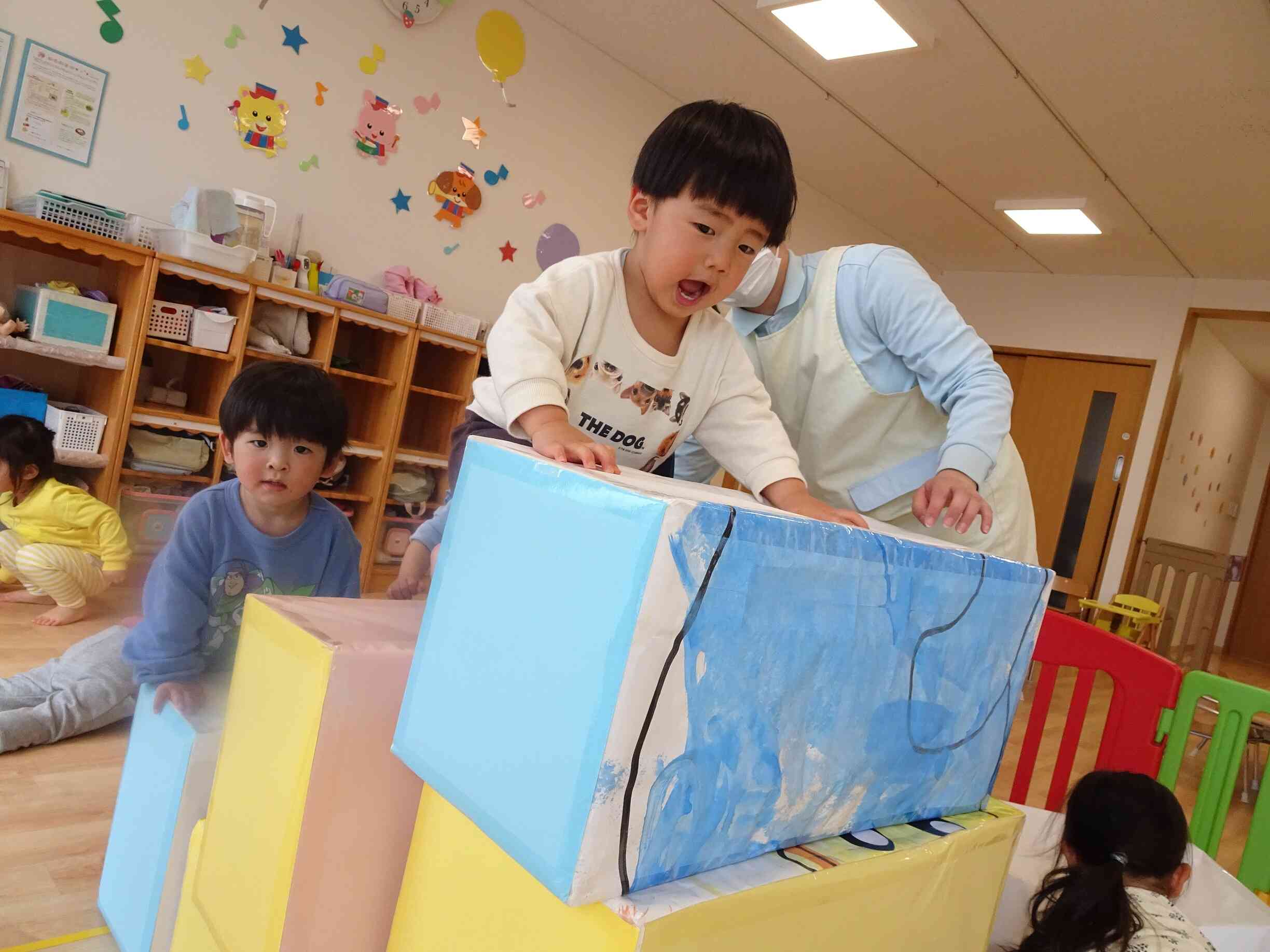 ヨイショ、ヨイショ、登れる積み木♡