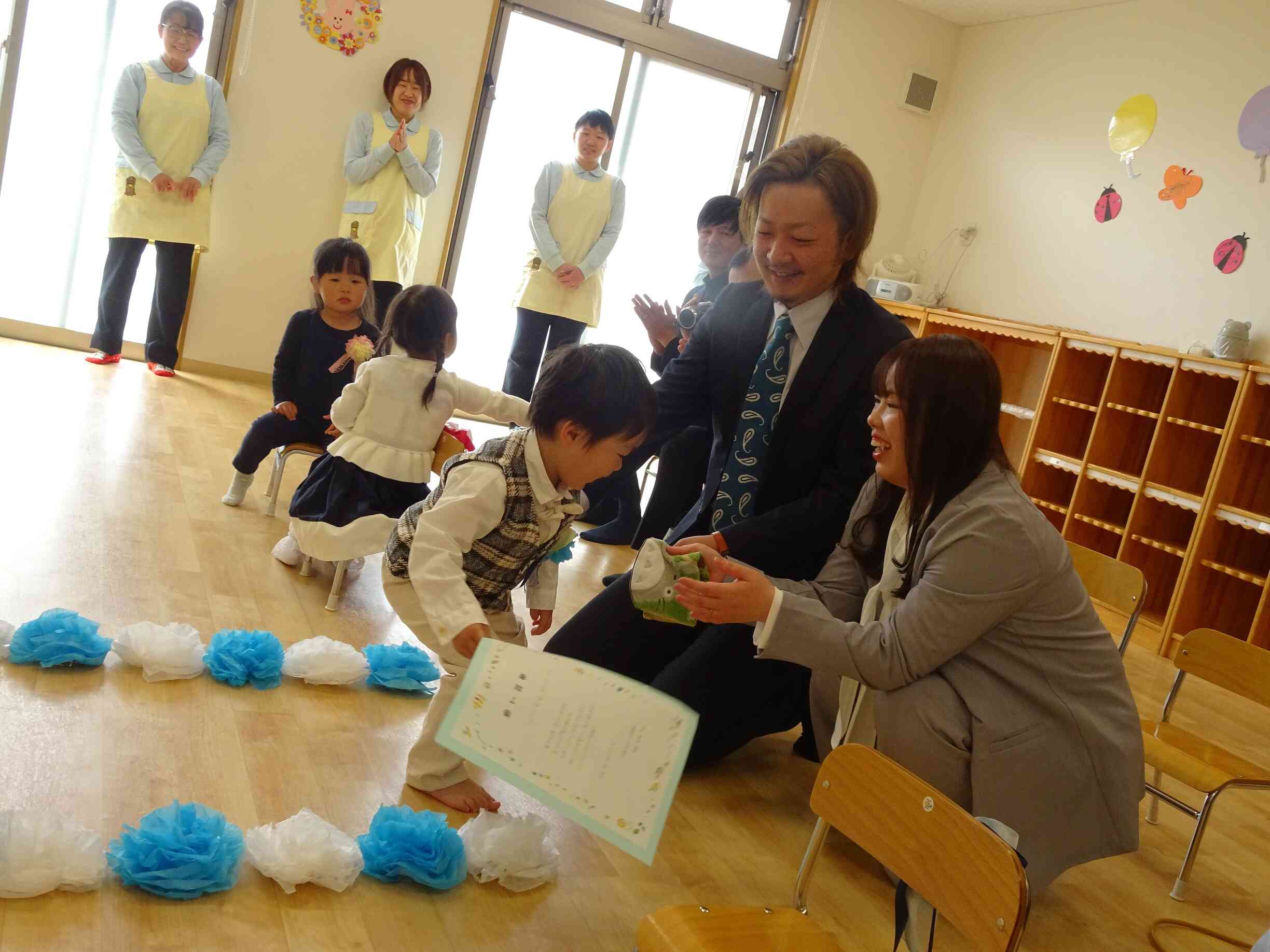 お父さんお母さんの温かい愛情を感じてにっこり♡