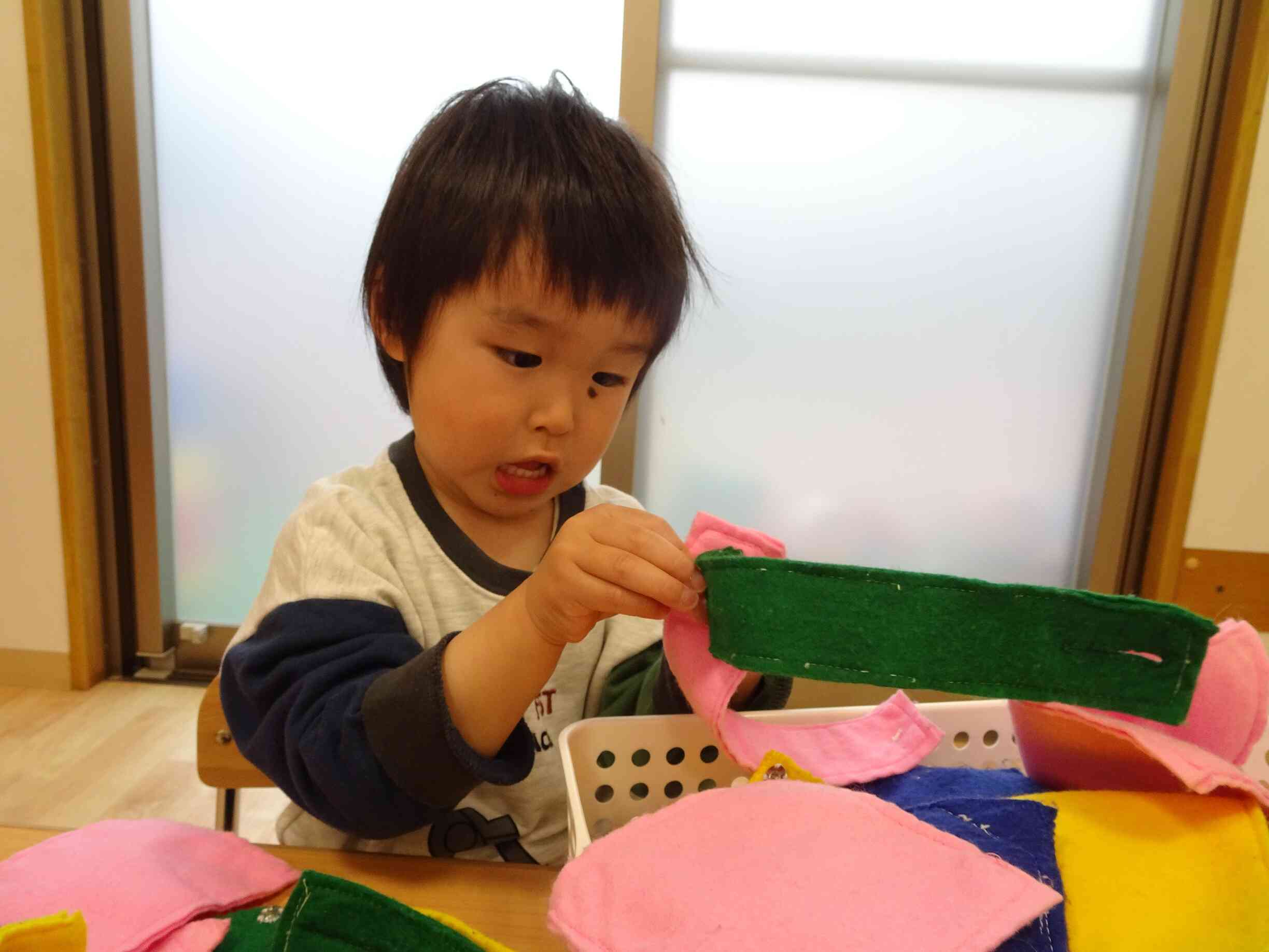 遊びの中でボタンをつなげて指先の特訓♡