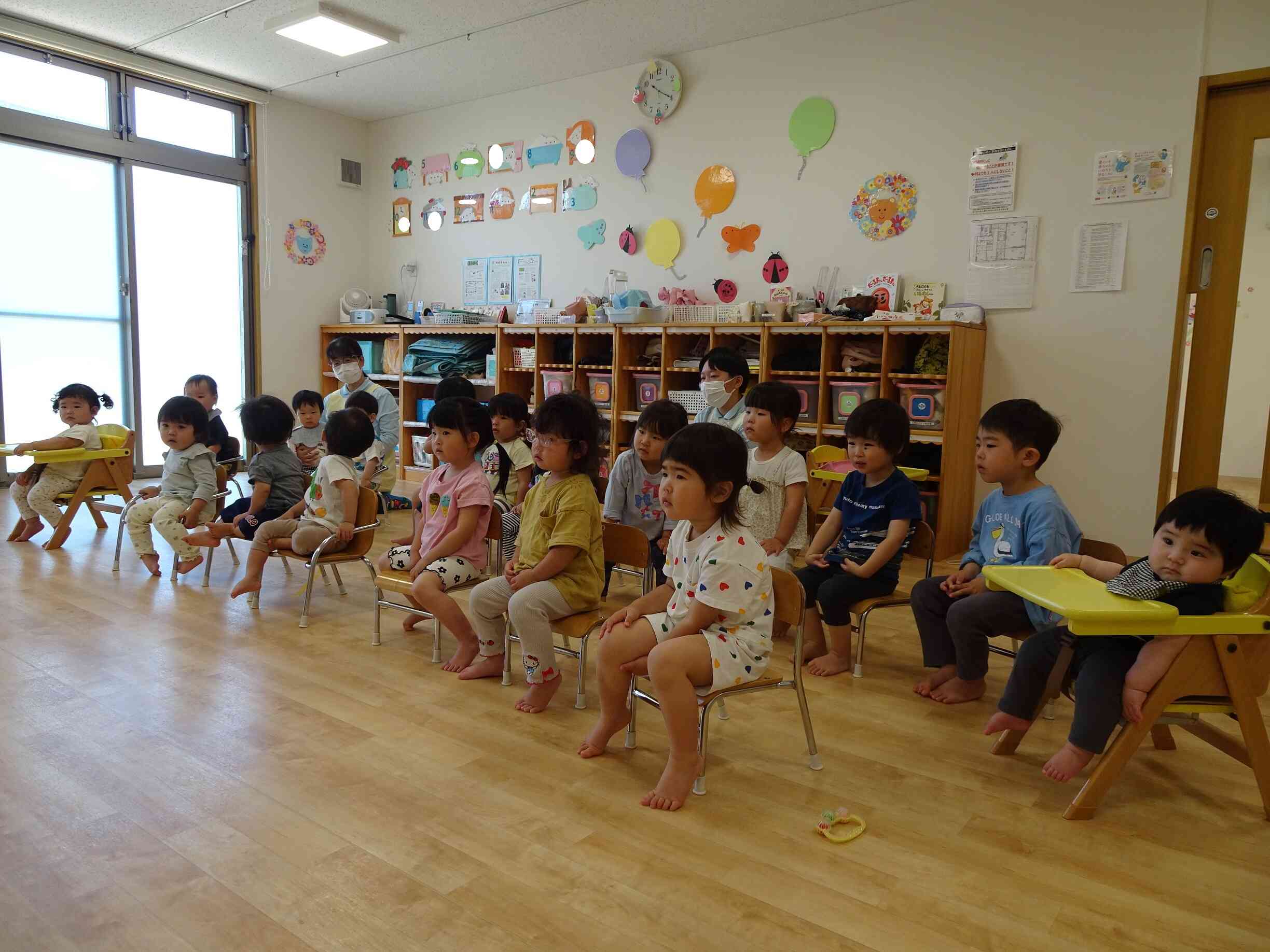 絵本に釘付けな様子が可愛いですね・・・♡