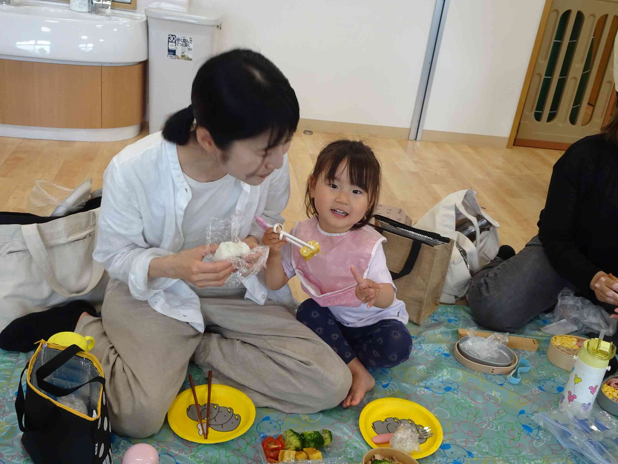 お母さんのお弁当おいしいねっ