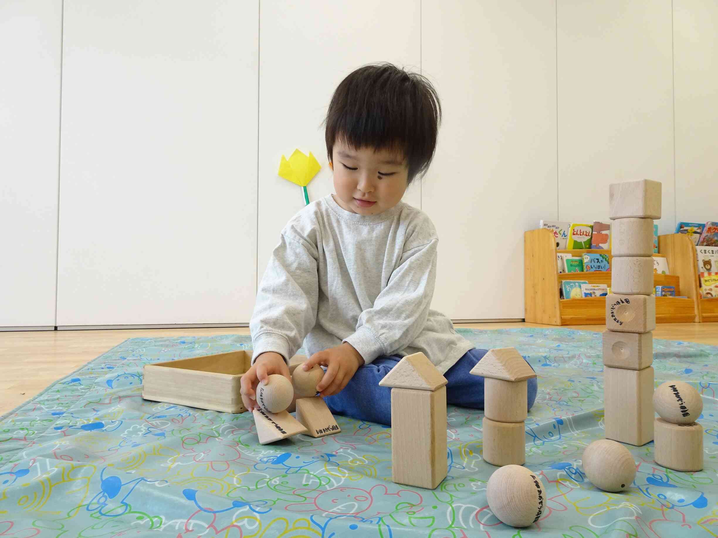 積み木で何を作ってるのかな・・・♡