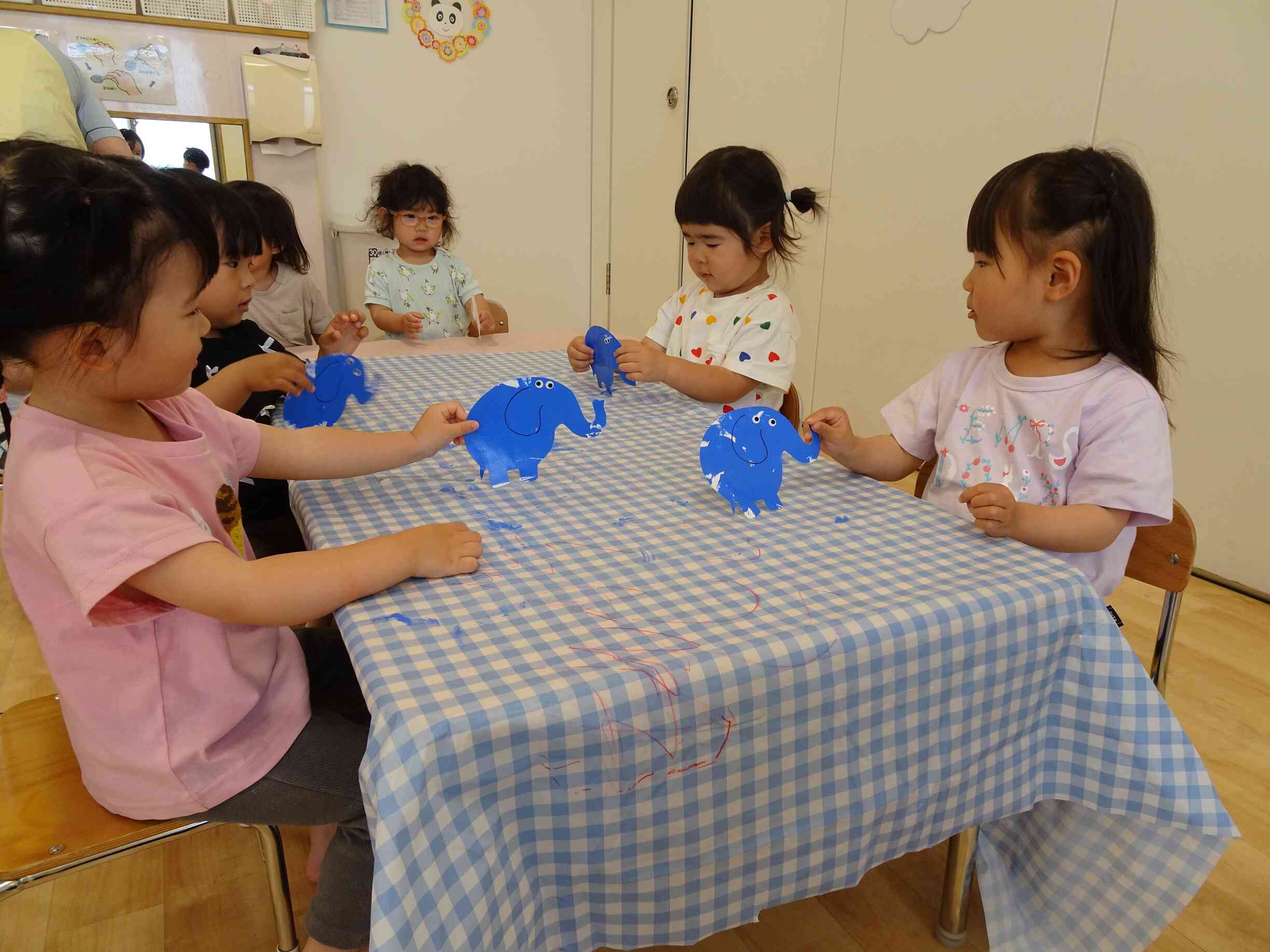 ゾウさんが机をてくてく♡お散歩が始まりました♡