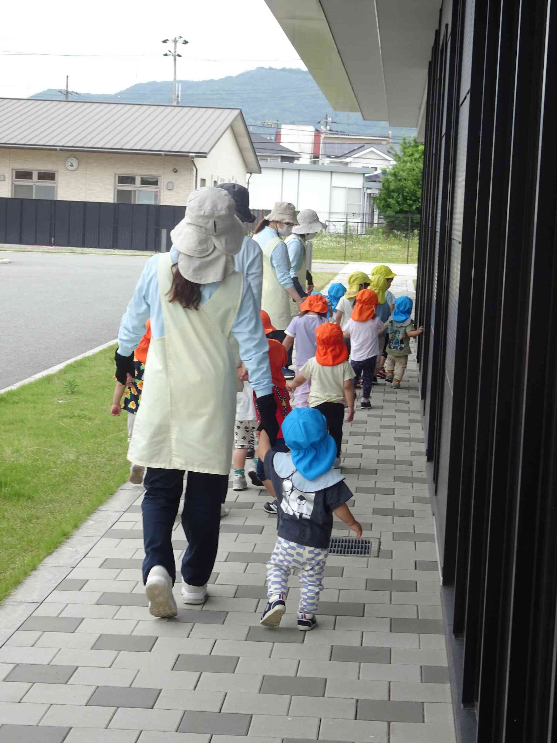 園外への散歩はしっかり並んで安全にしていますよ♪