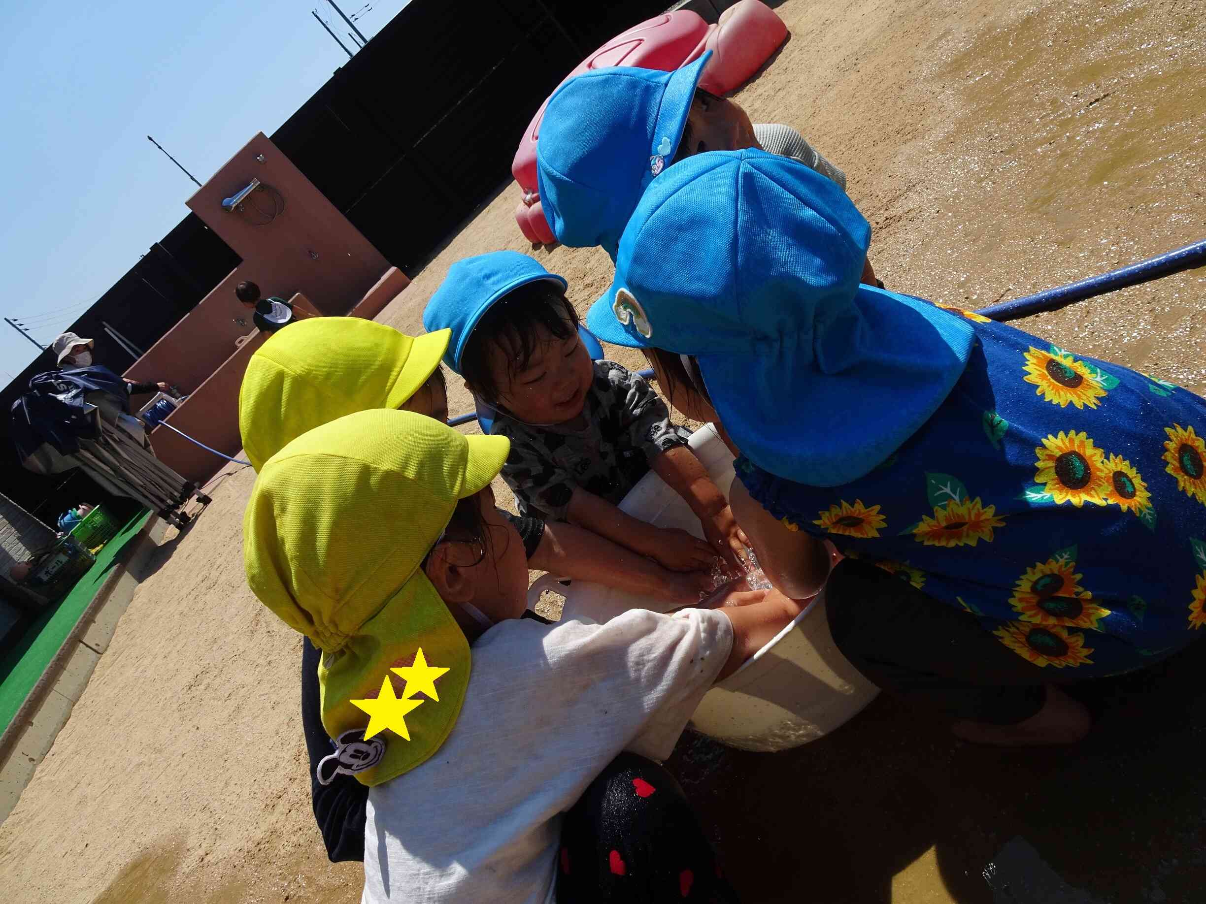 タライの水をパシャパシャパシャッ☆