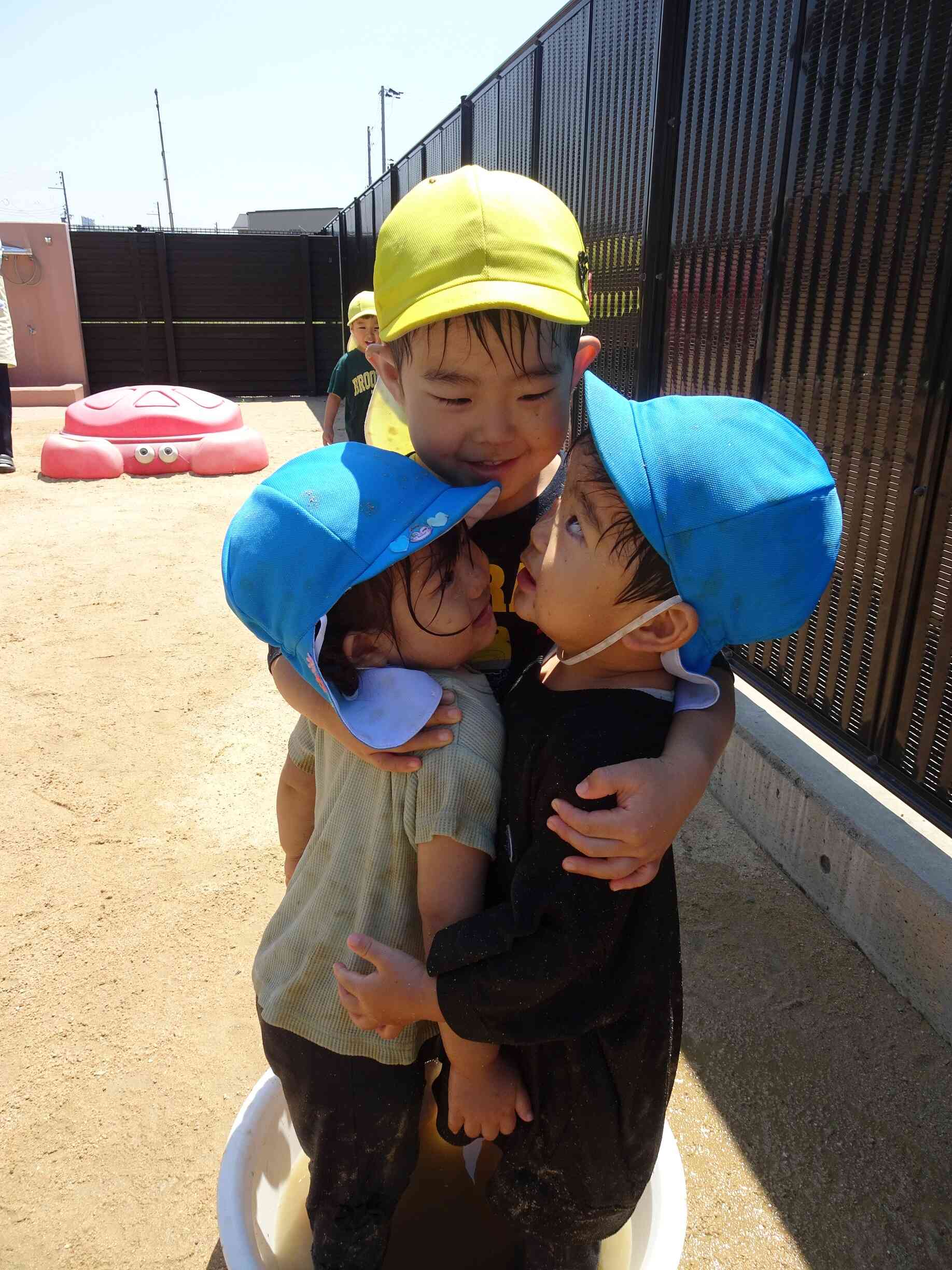 タライに一緒に入ってギュウ♡っと仲良しさんです。