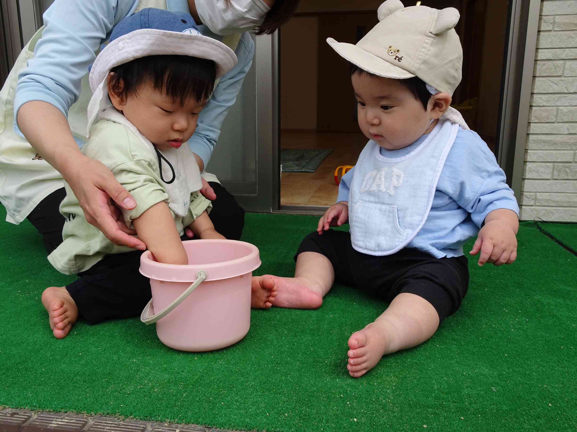 ひよこ組さんは、お水に触って夏を満喫♡