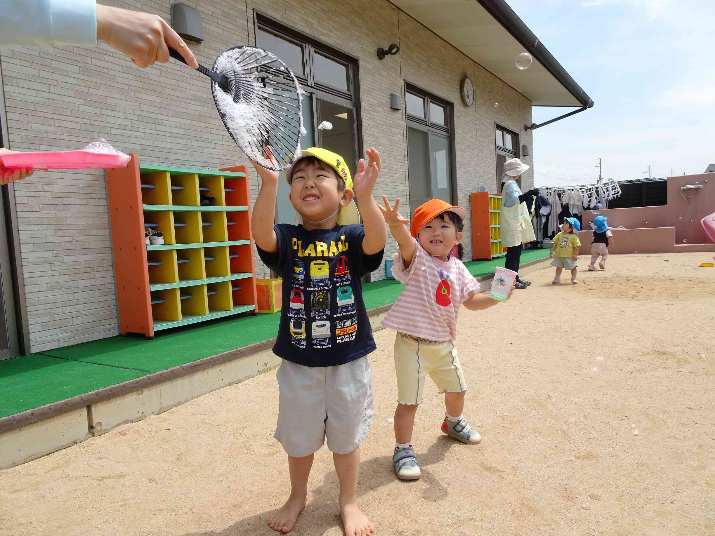 シャボン玉ができた瞬間をねらう子どもたち♡