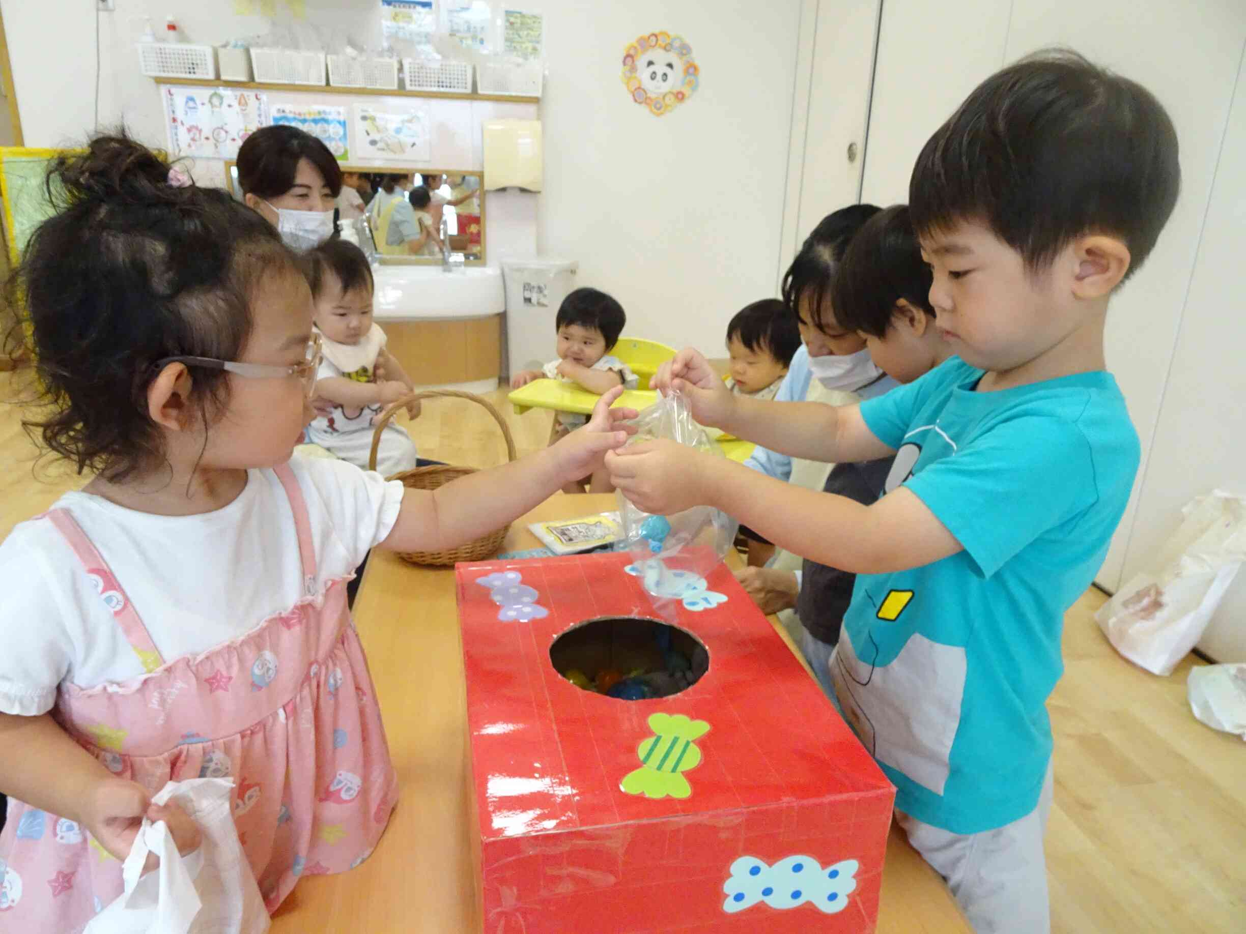 キャンディーのコーナーには、きりん組さんの助っ人がいましたよ♡♡