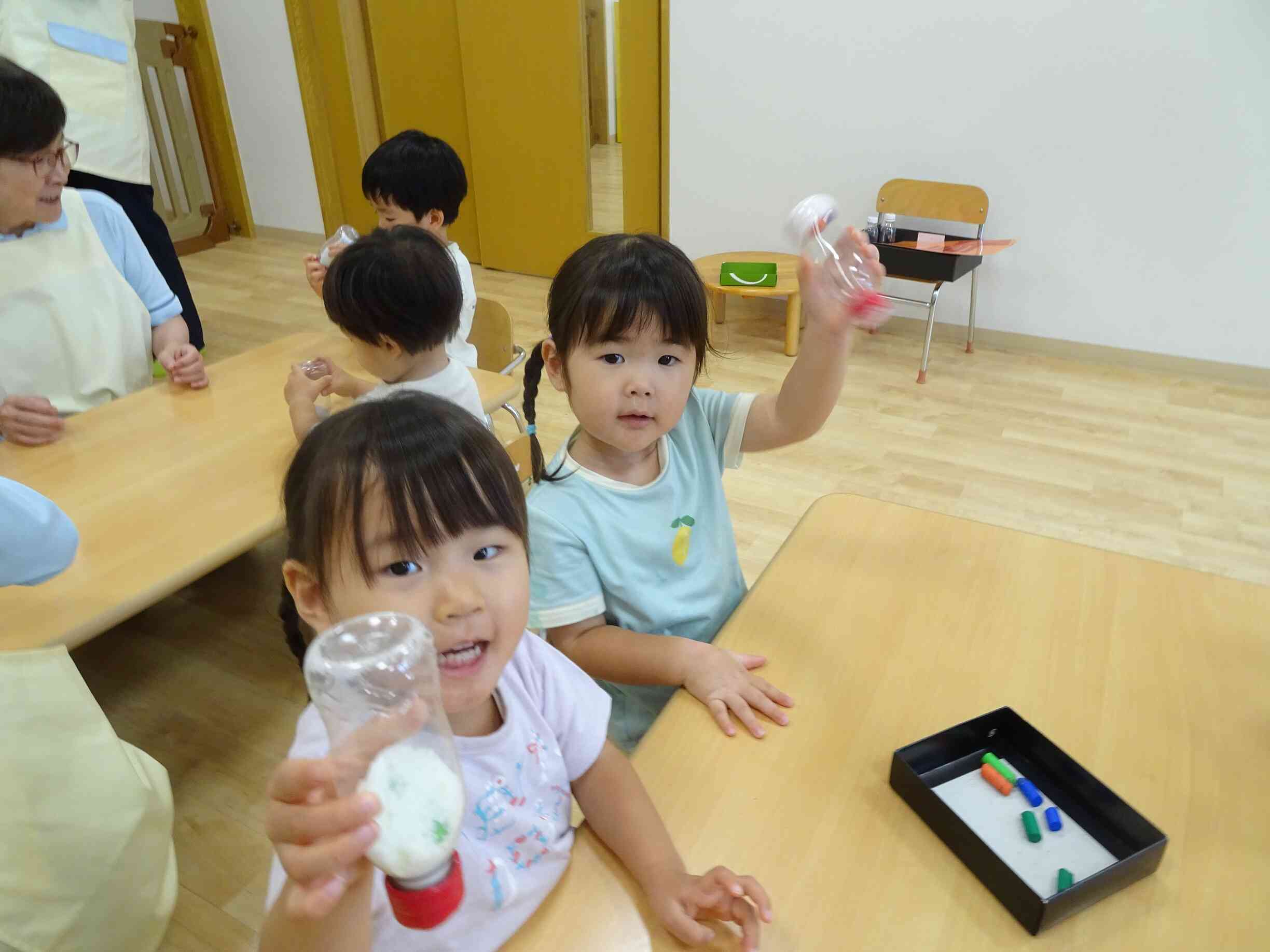 ソルトマラカスは、短くなったクレヨンで色づけたよ!!